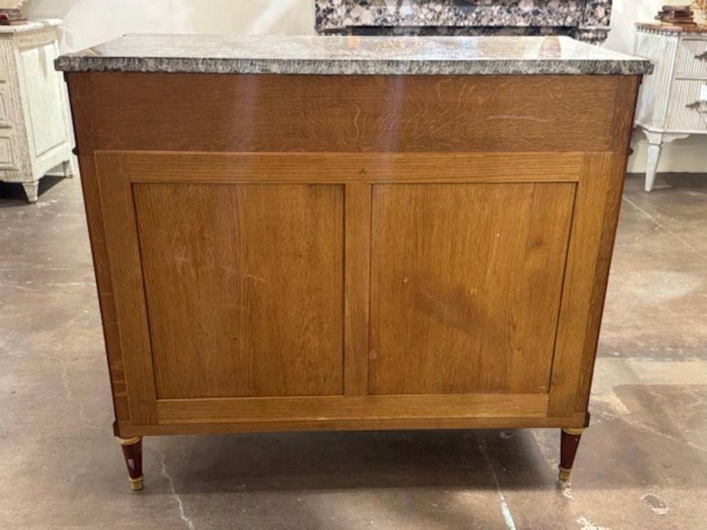 20ième siècle Cabinet en acajou de style Louis XVI du milieu du 20e siècle avec dessus en marbre en vente