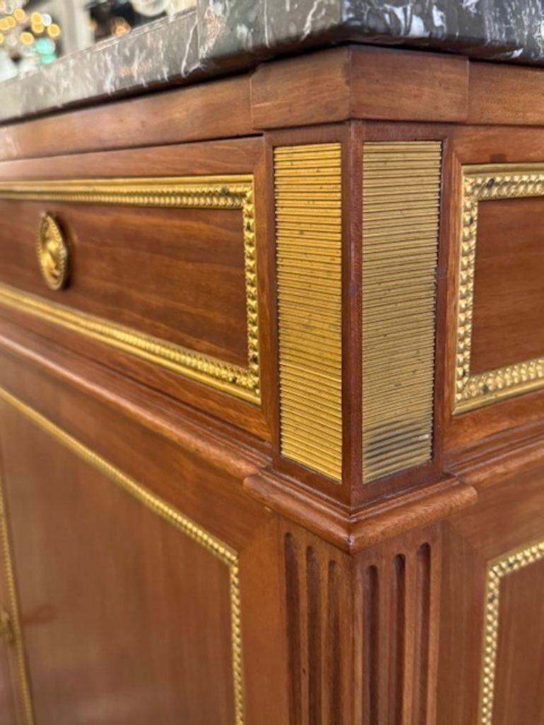 Acajou Cabinet en acajou de style Louis XVI du milieu du 20e siècle avec dessus en marbre en vente