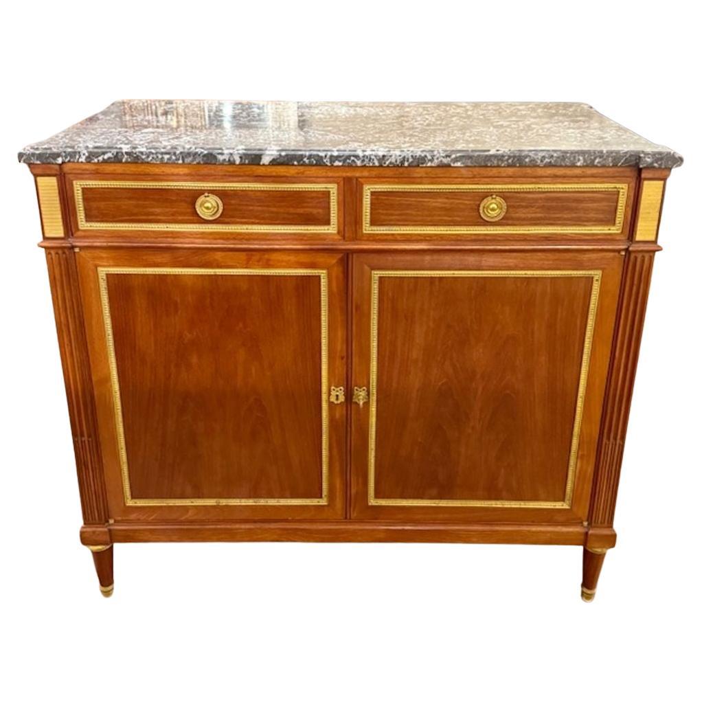 Cabinet en acajou de style Louis XVI du milieu du 20e siècle avec dessus en marbre en vente