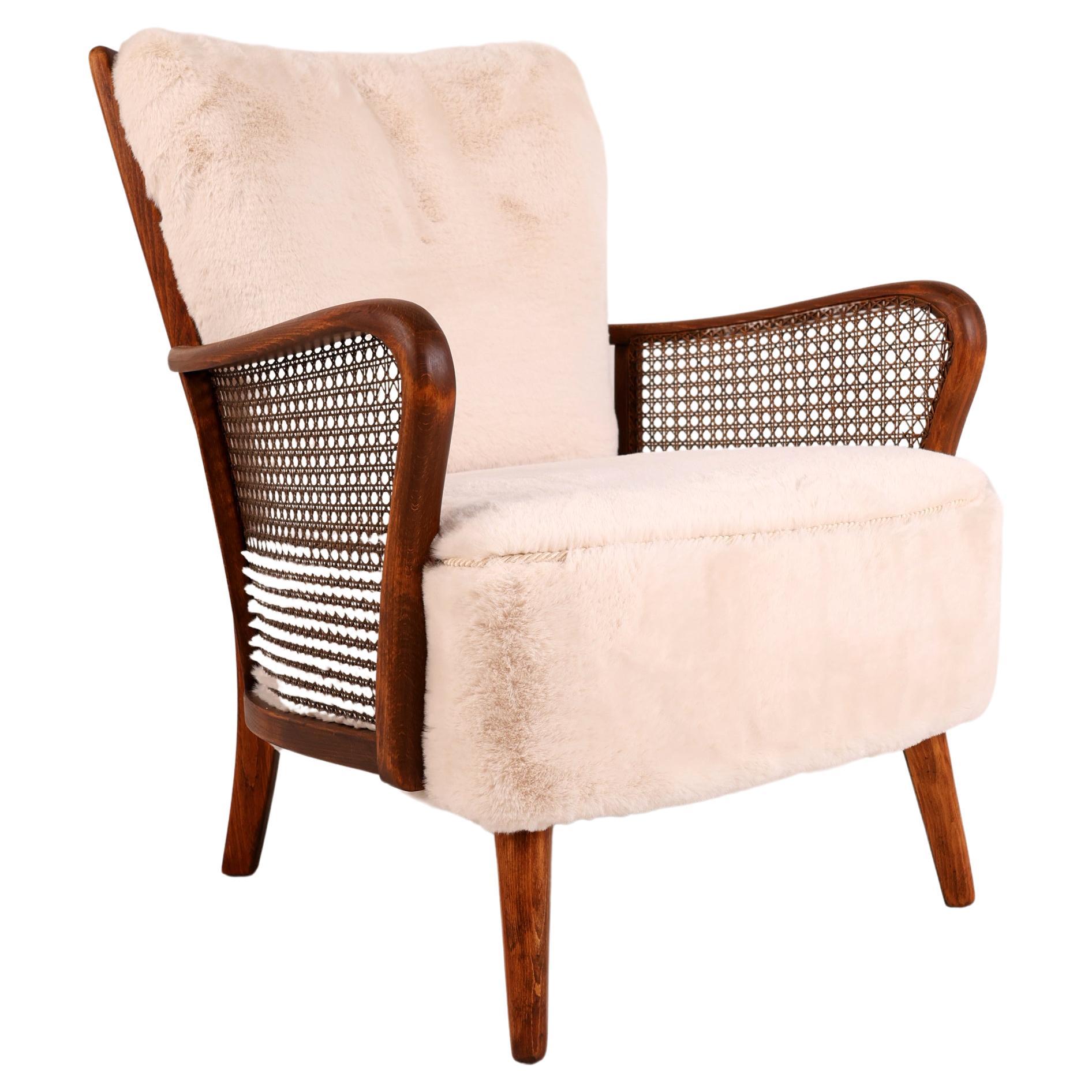 Mid 20th Century Lounge Chair in Rattan

Presenting a fantastic lounge chair from the 1950s, expertly crafted in beech and thoughtfully reupholstered. 

This comfortable chair will complement many interior styles. A modern, antique, classic,