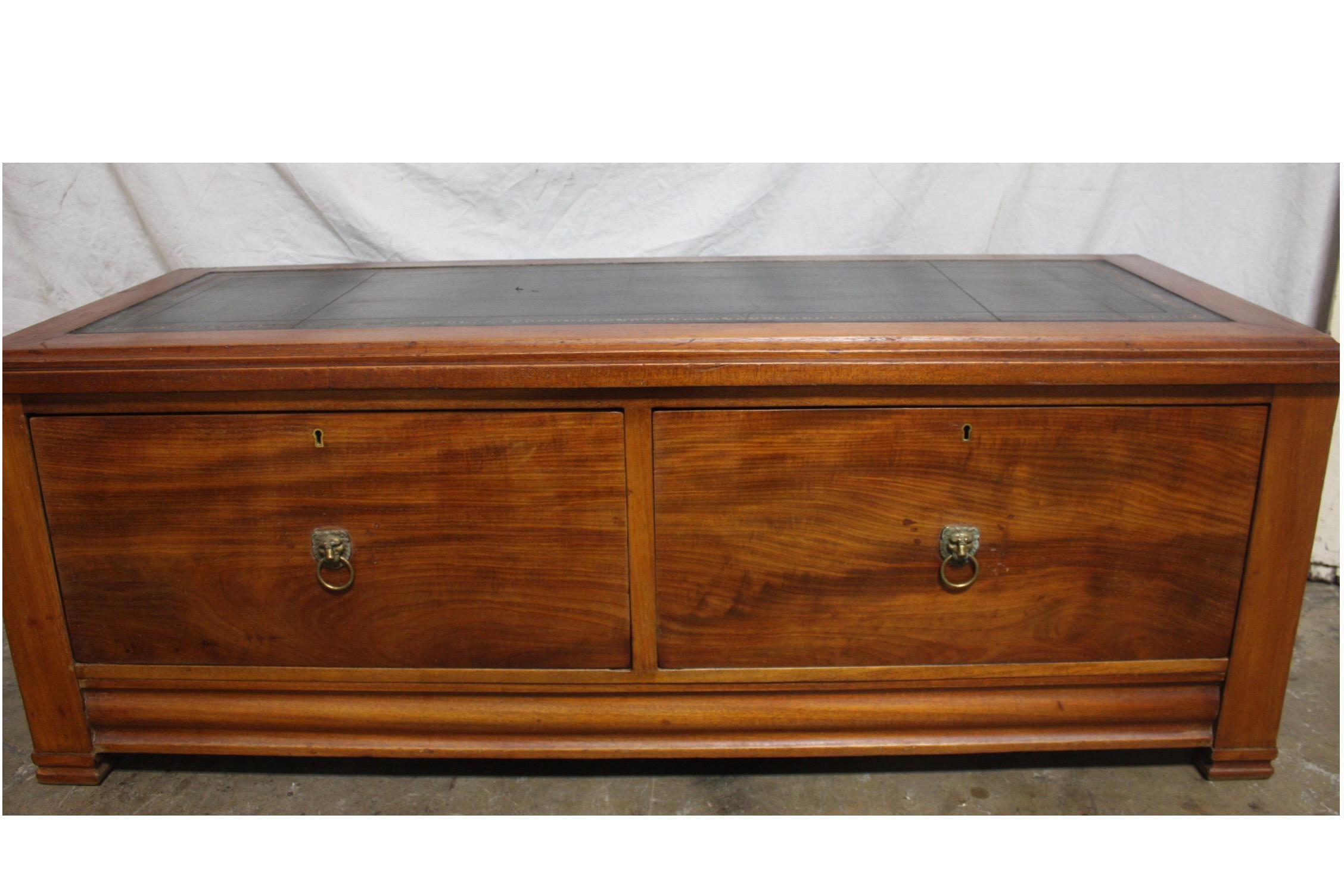 Mid-20th century low table cabinet.