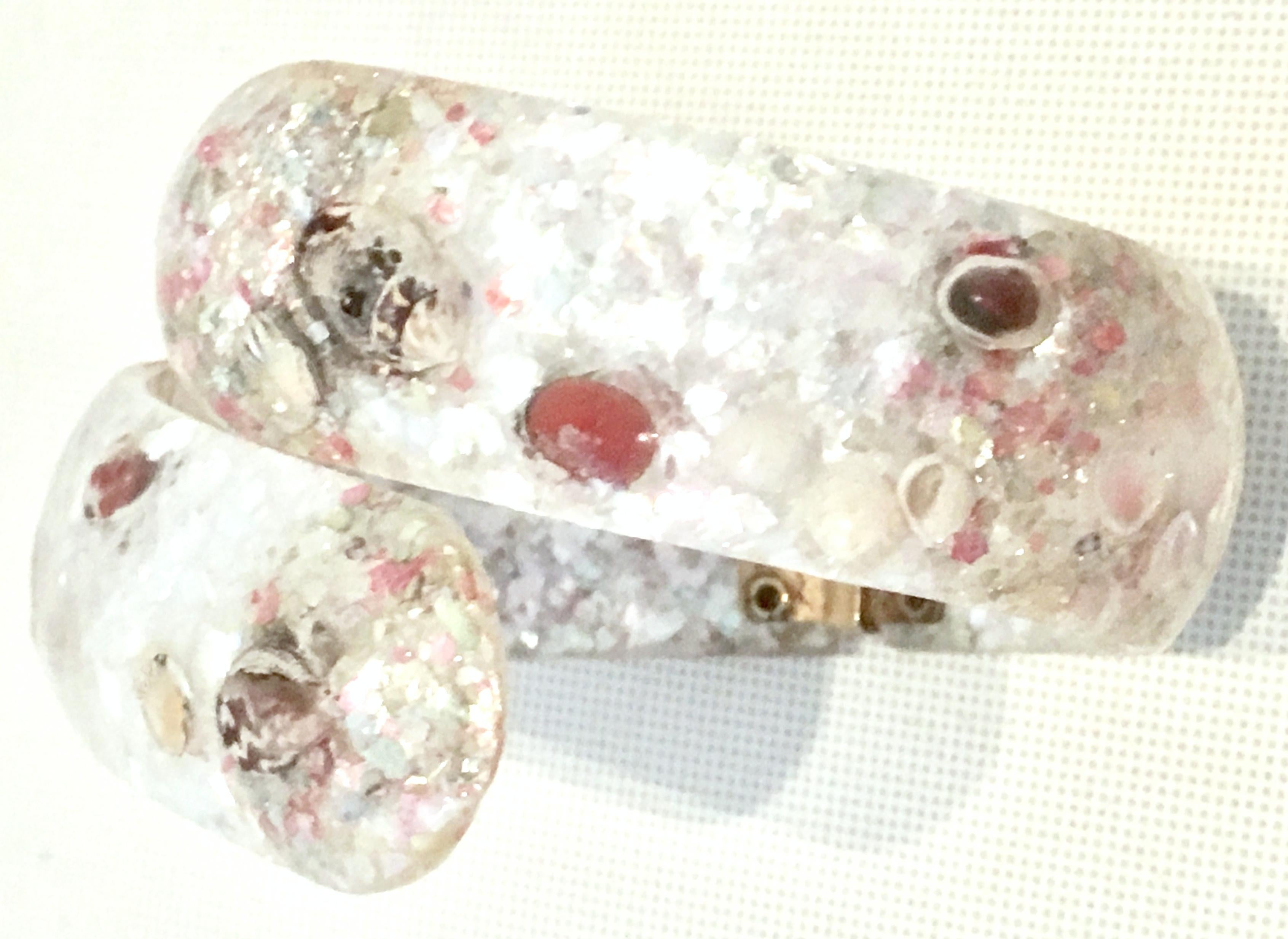 Mid-20th Century Lucite & Shell Confetti Clamper Bracelet In Good Condition For Sale In West Palm Beach, FL