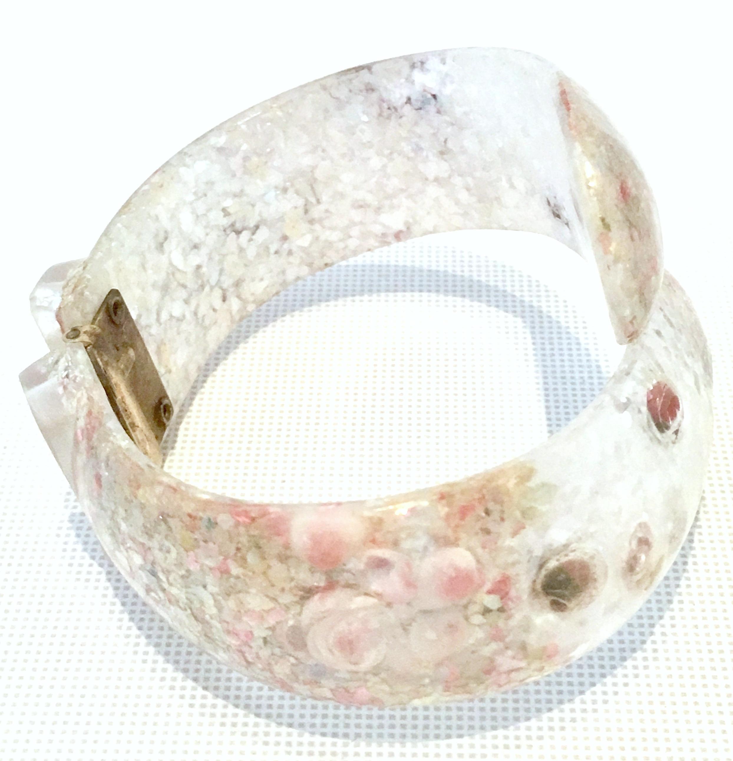 Mid-20th Century Lucite & Shell Confetti Clamper Bracelet For Sale 1