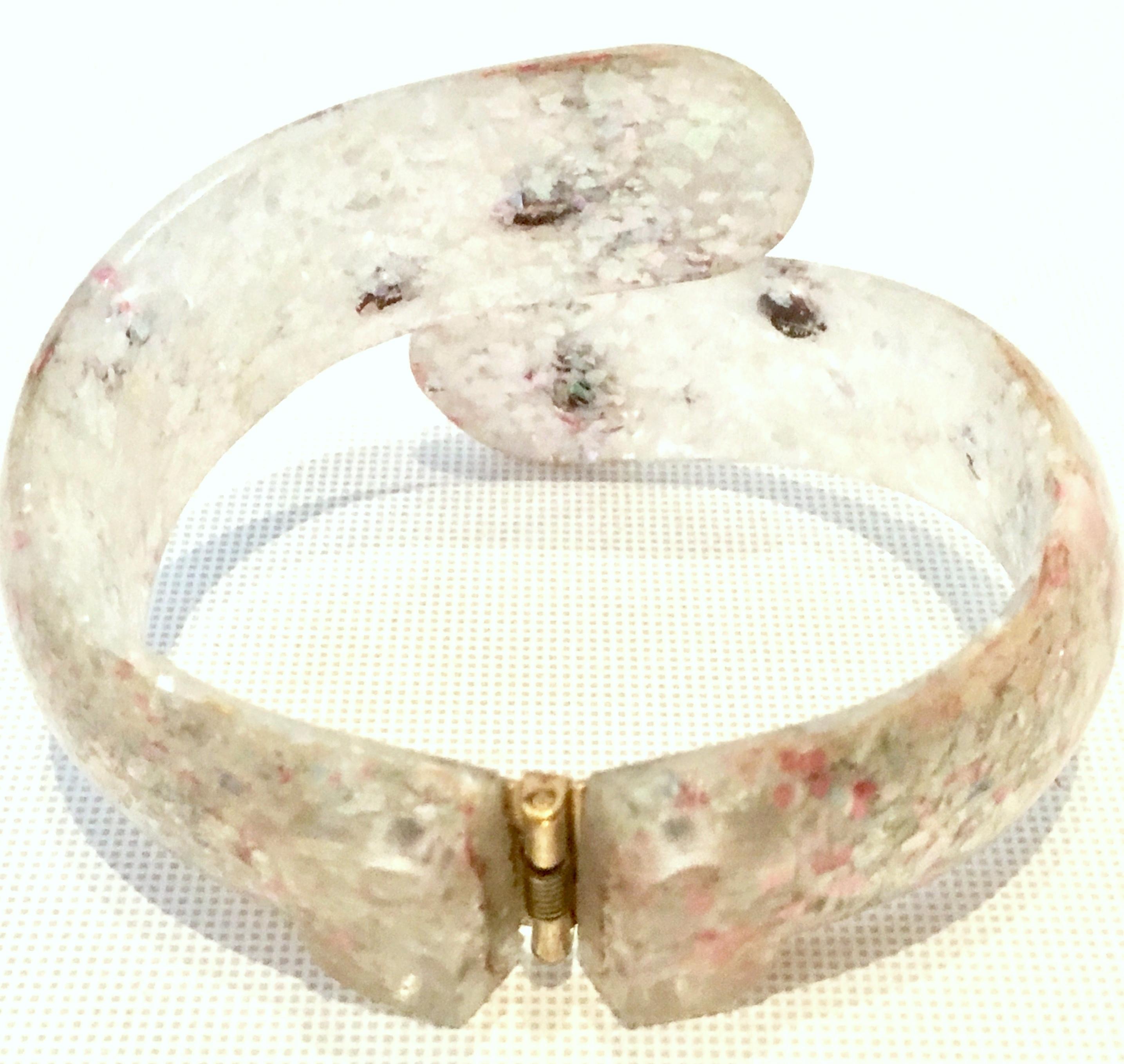 Mid-20th Century Lucite & Shell Confetti Clamper Bracelet For Sale 2