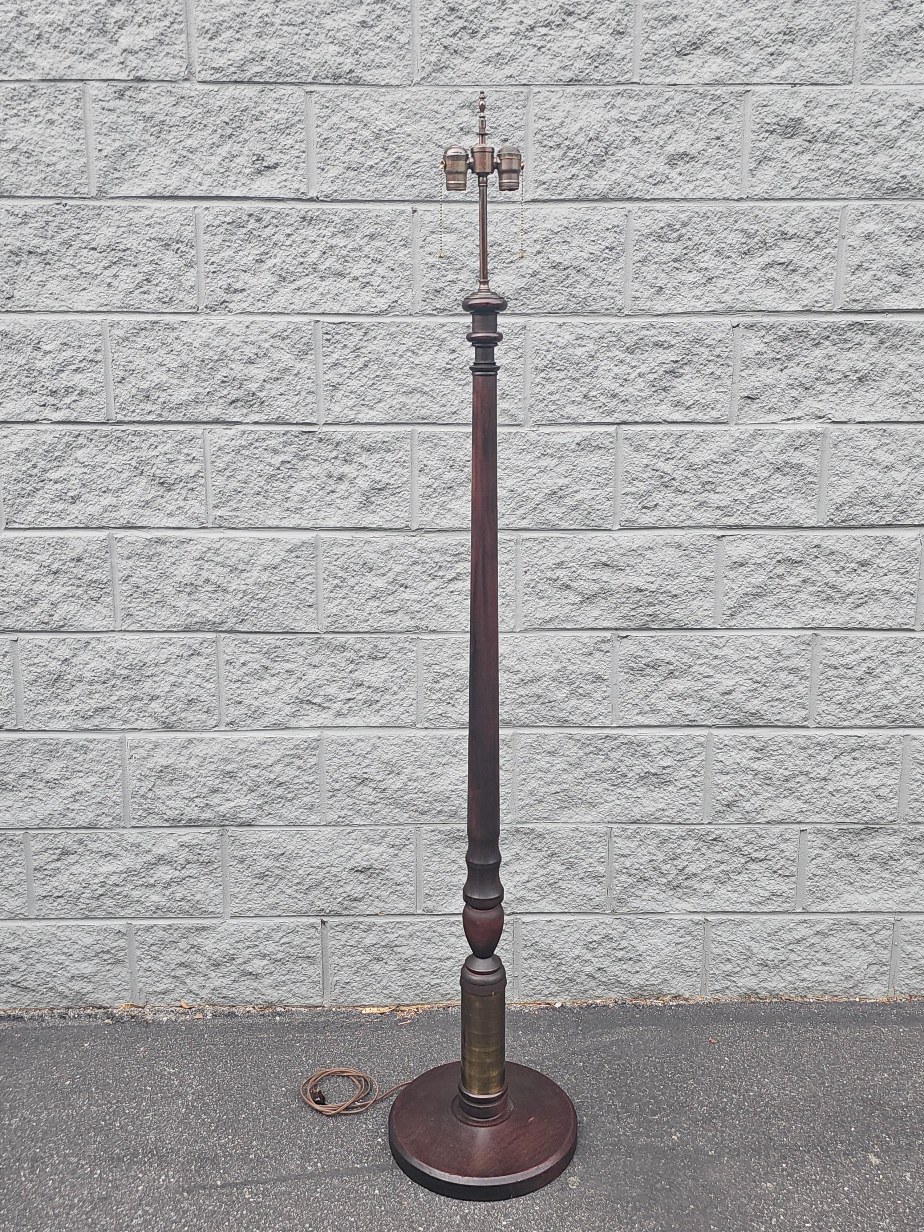 Mid-Century Modern Lampadaire à deux lumières en acajou et laiton du milieu du XXe siècle en vente