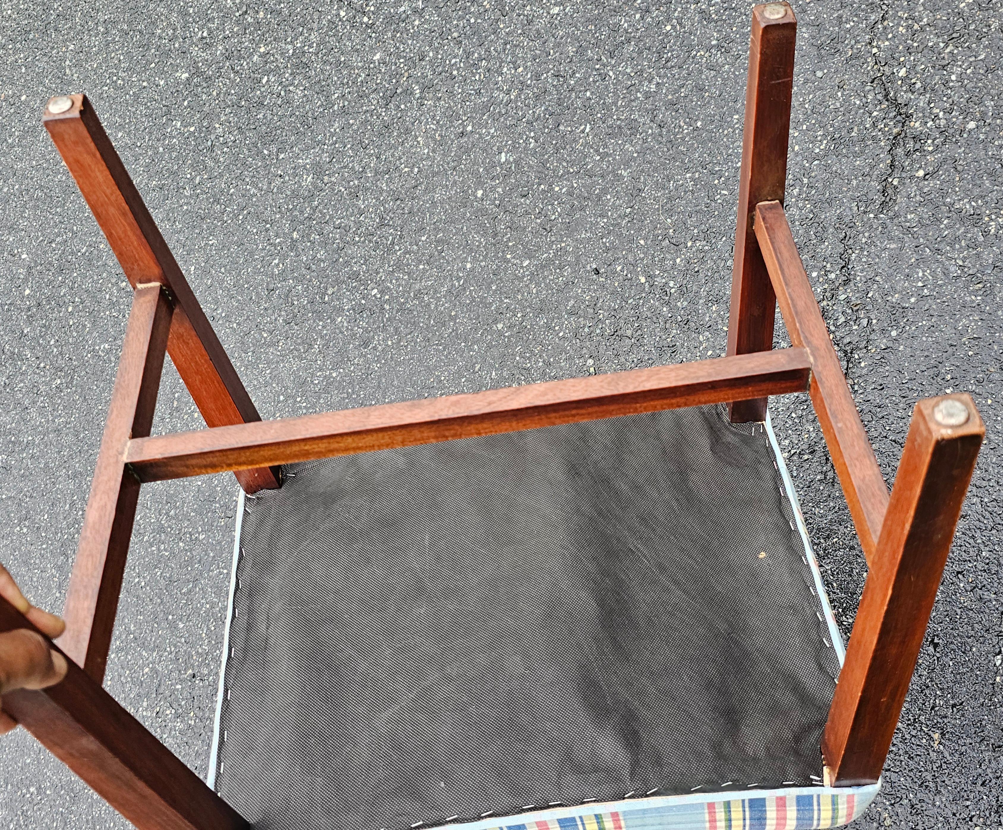 Sgabello da vanità imbottito e in mogano della metà del XX secolo In condizioni buone in vendita a Germantown, MD
