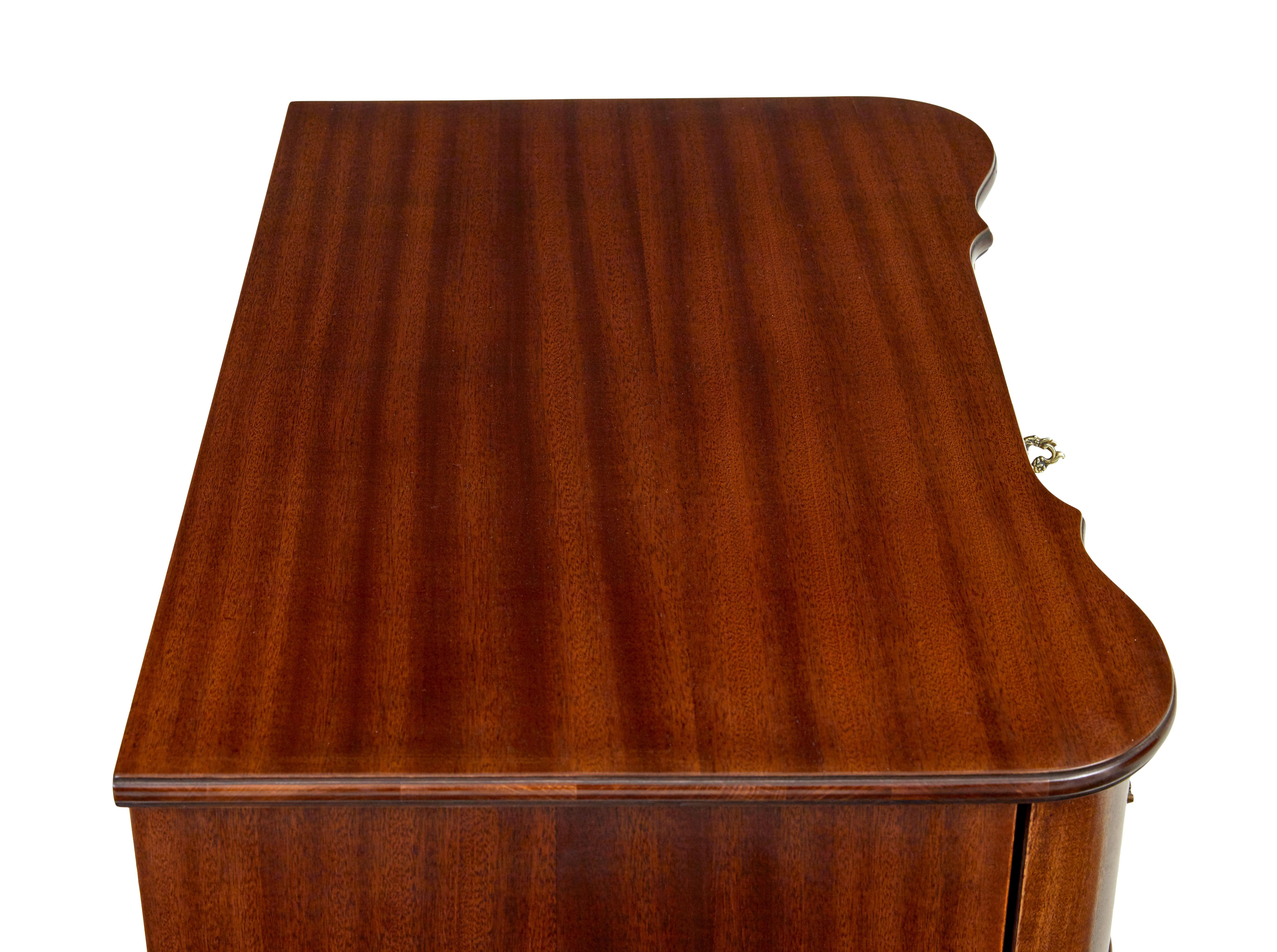 Ottone Cassettiera barocca revival in mogano della metà del XX secolo in vendita