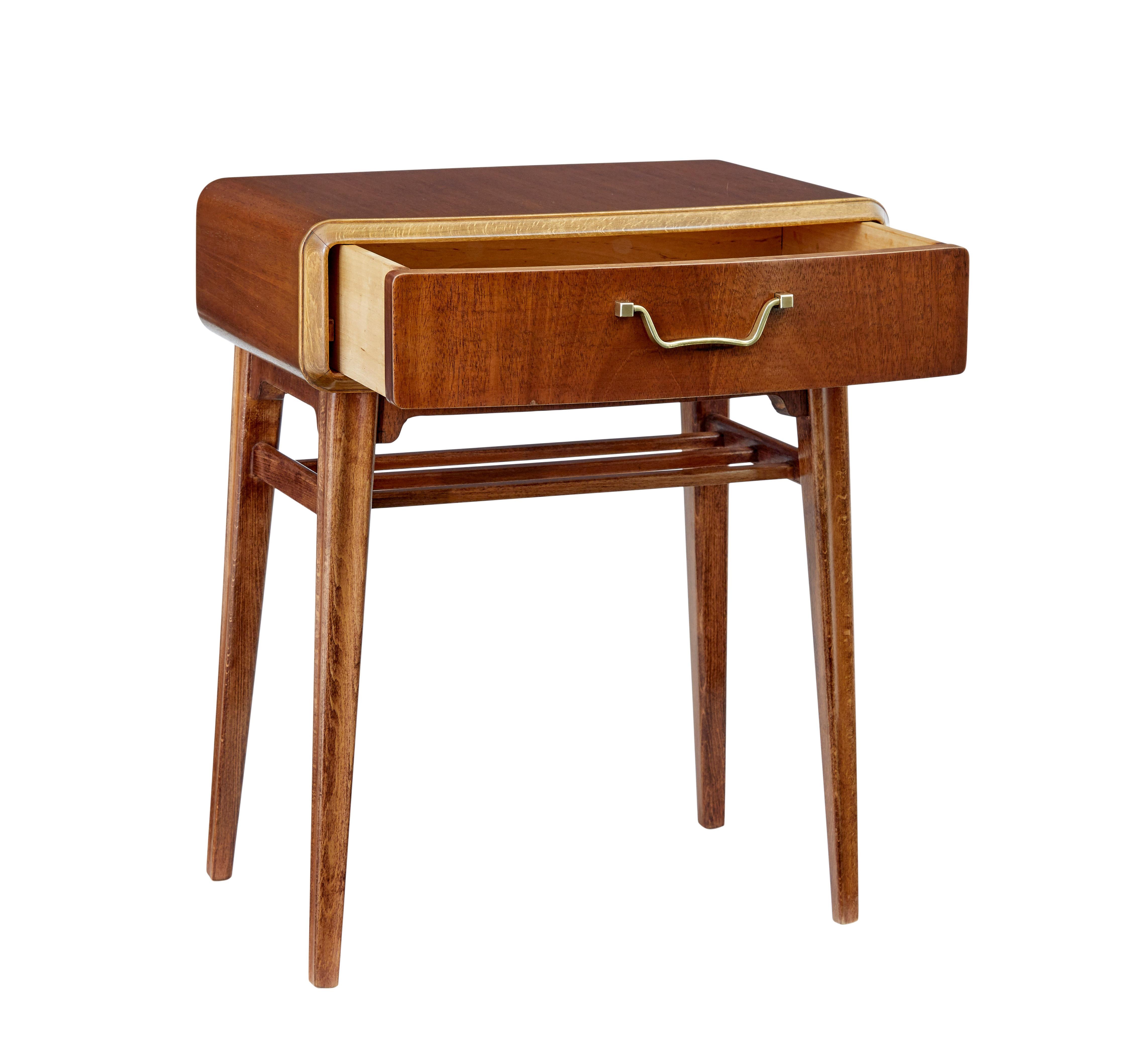 Mahagoni-Nachttisch von Bodafors aus der Mitte des 20. Jahrhunderts, um 1950.

Entworfen vom schwedischen Designer Axel Larsson für das schwedische Unternehmen Bodafors, mit Herstellerlabel auf der Innenseite der Schublade.

Fließende Linien mit