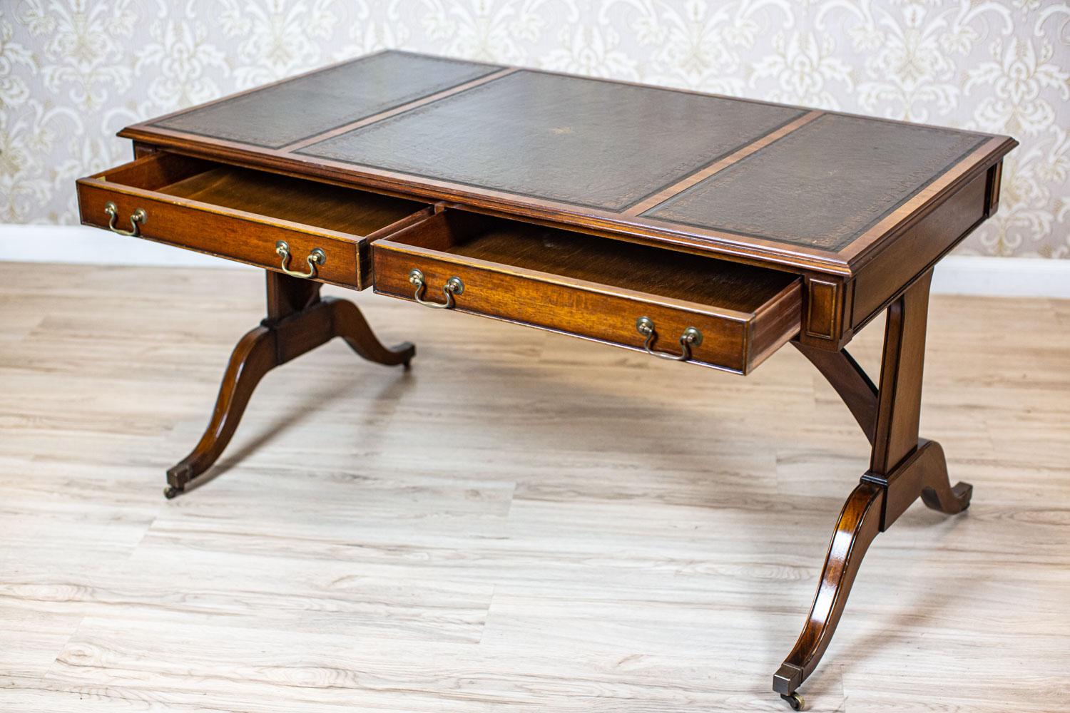 Mid-20th Century Mahogany Desk in the English Style In Good Condition In Opole, PL