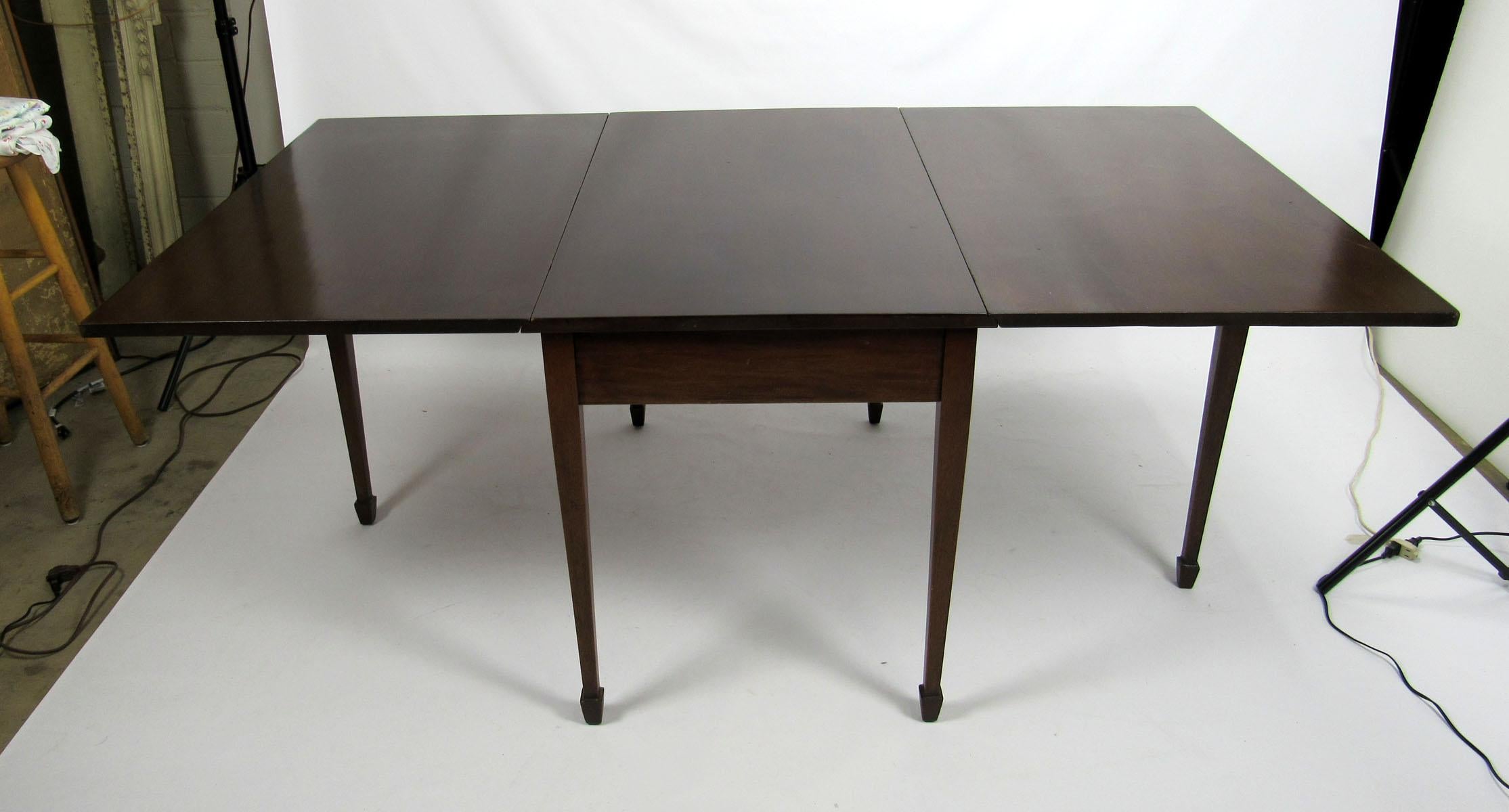 Mid-20th Century Mahogany Drop-Leaf Dining Table im Angebot 4