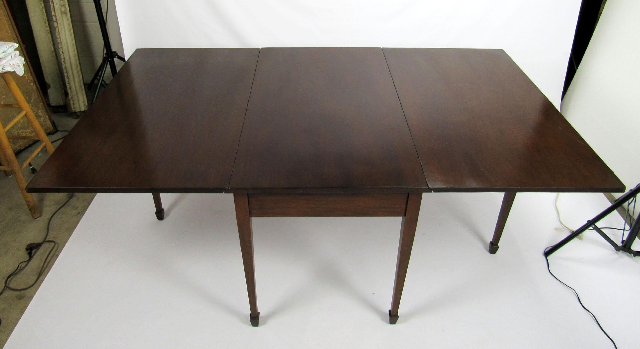 Mid-20th Century Mahogany Drop-Leaf Dining Table im Angebot 6