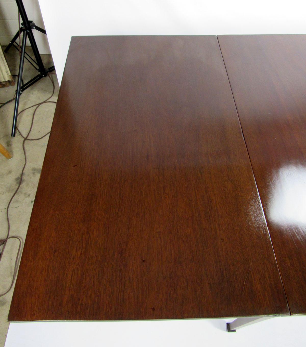 Mid-20th Century Mahogany Drop-Leaf Dining Table im Angebot 7