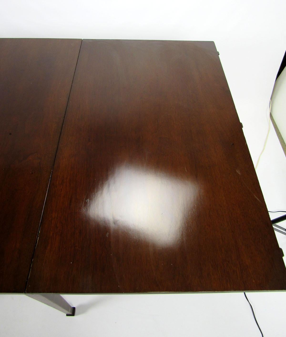 Mid-20th Century Mahogany Drop-Leaf Dining Table im Angebot 9