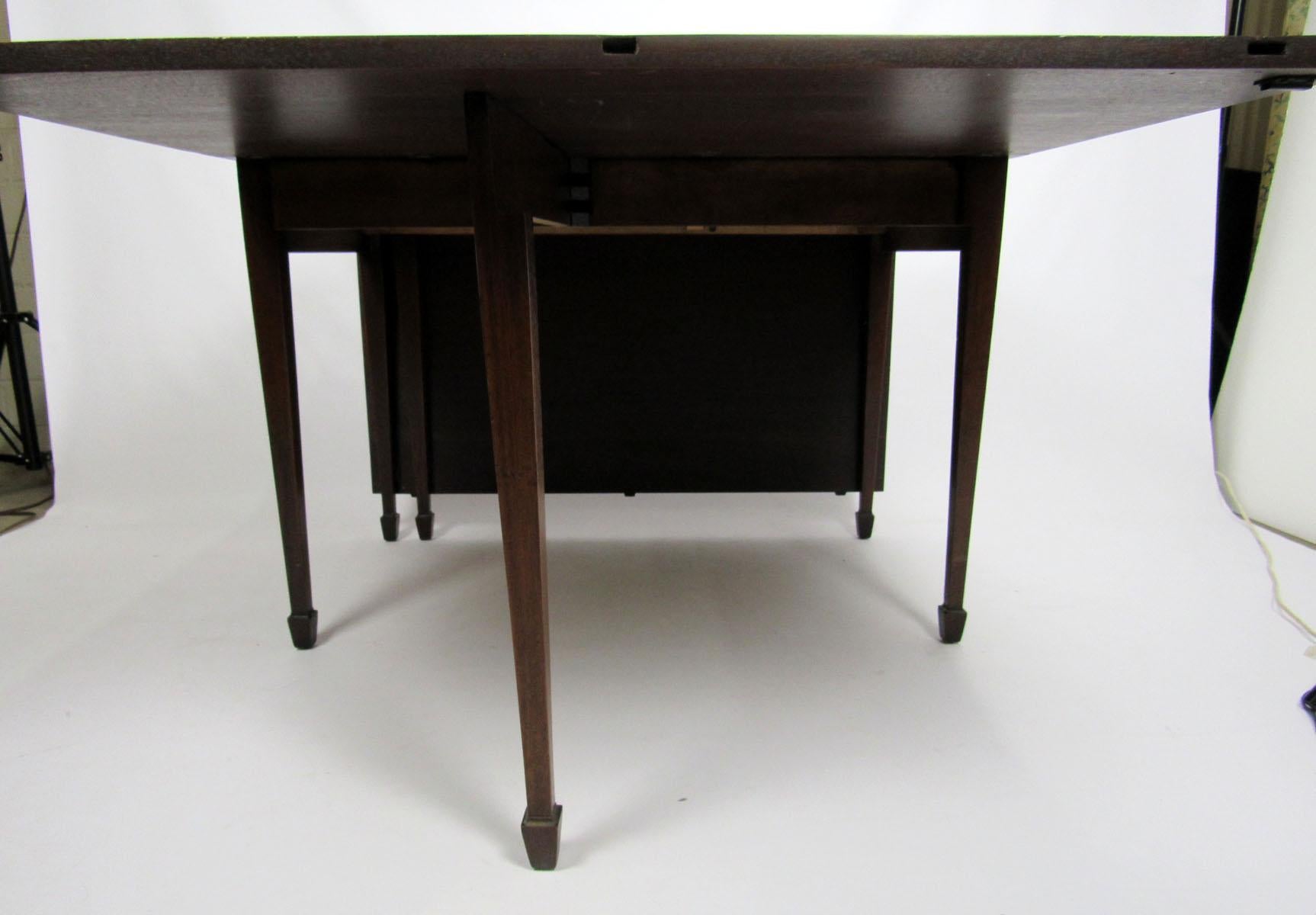 Mid-20th Century Mahogany Drop-Leaf Dining Table (20. Jahrhundert) im Angebot