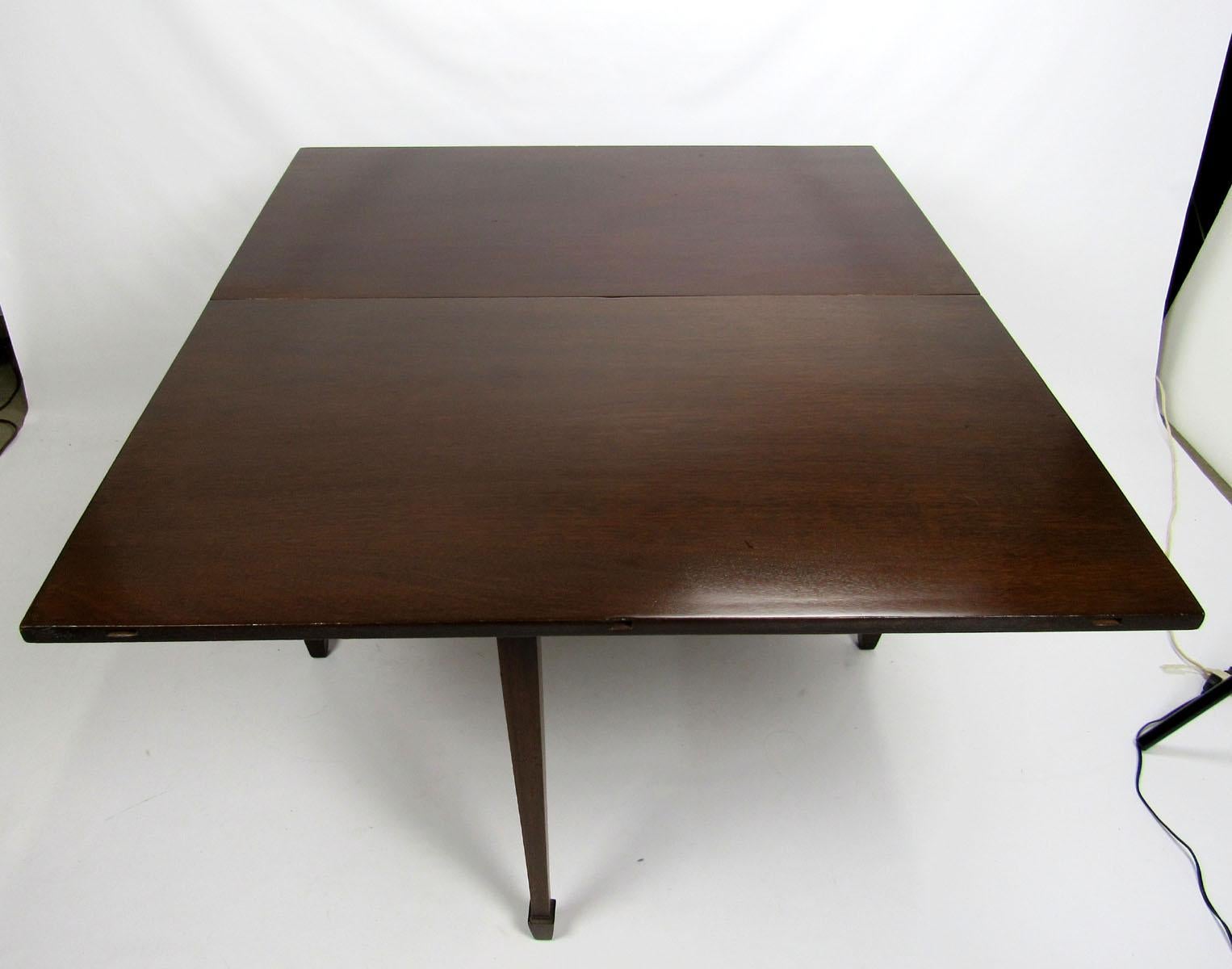 Mid-20th Century Mahogany Drop-Leaf Dining Table (Mahagoni) im Angebot