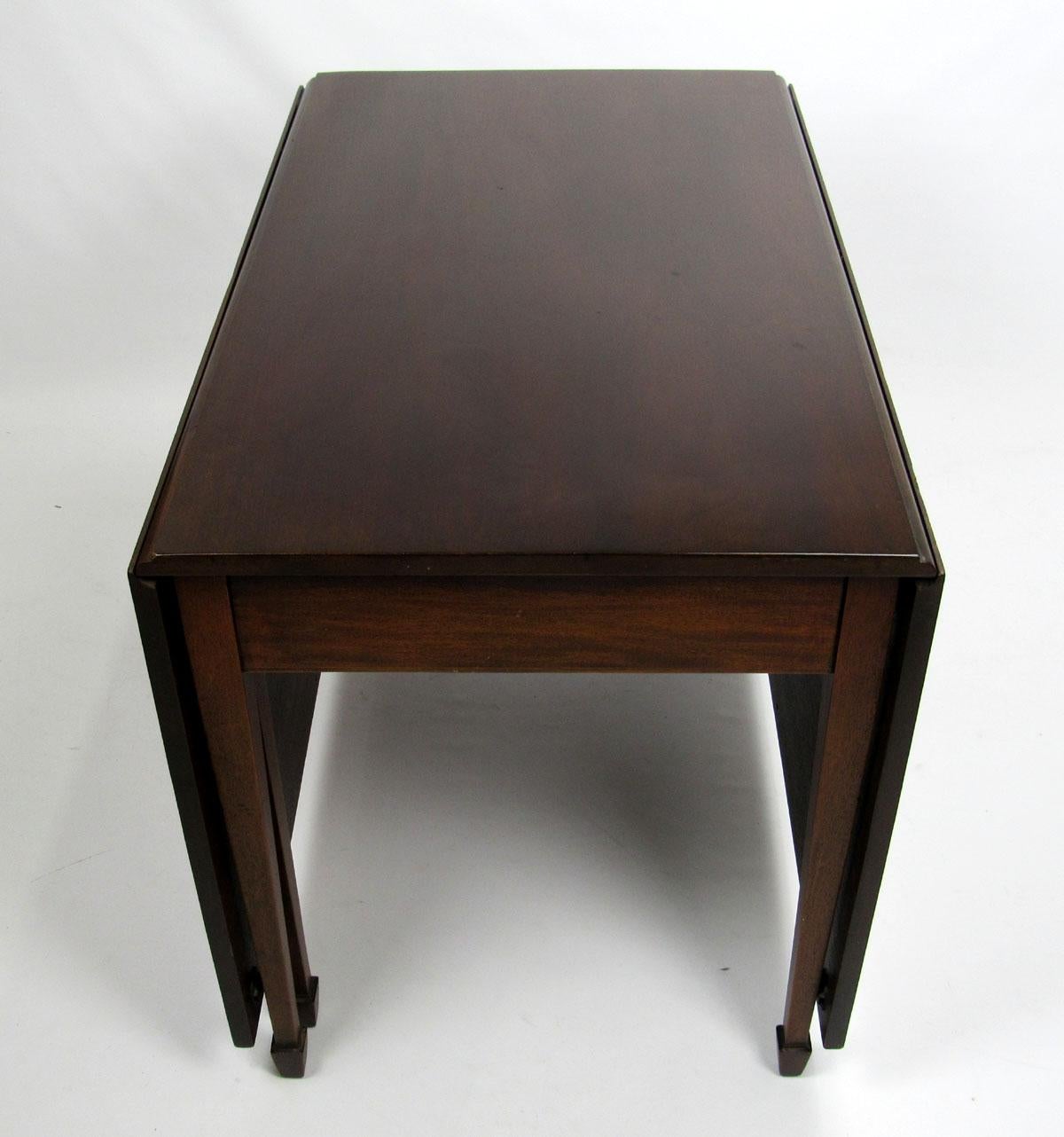 Mid-20th Century Mahogany Drop-Leaf Dining Table im Angebot 3