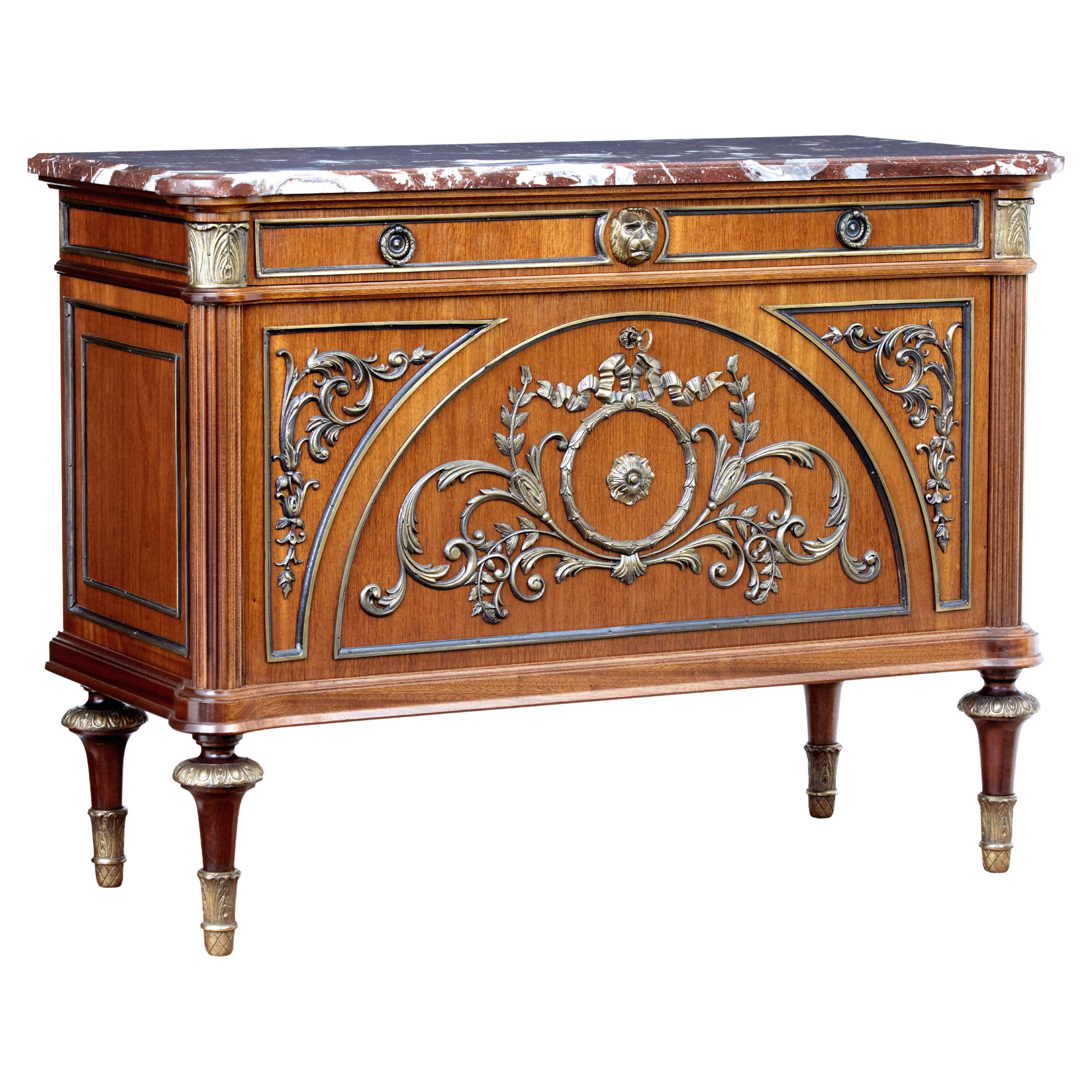 Commode de style classique français avec tiroirs et dessus en marbre