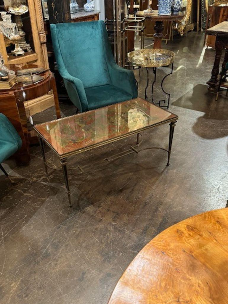 Magnifique table basse en laiton de la Maison Jansen, datant du milieu du 20e siècle. Le dessus est orné d'un motif chinoiserie. Magnifique ! Circa 1940
40w x 20d x 19h