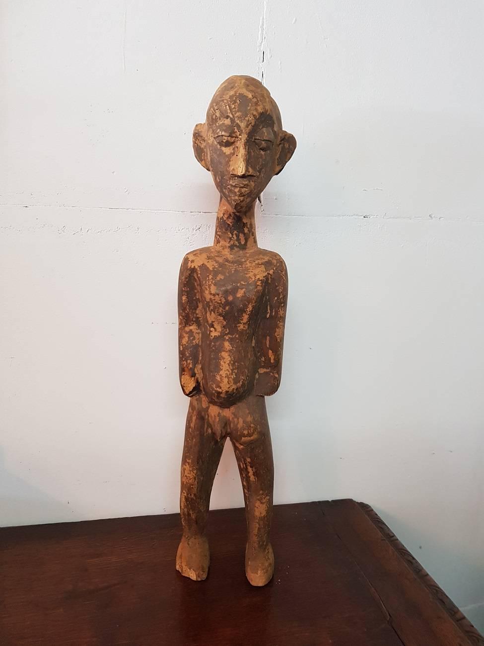 African wooden sculpture from the 1940s of the Makonde tribe of Tanzania, Mozambique (it has some woodworm damage and has been treated).

The measurements are:
Depth 13 cm/ 5.1 inch.
Width 12 cm/ 4.7 inch.
Height 56 cm/ 22 inch.