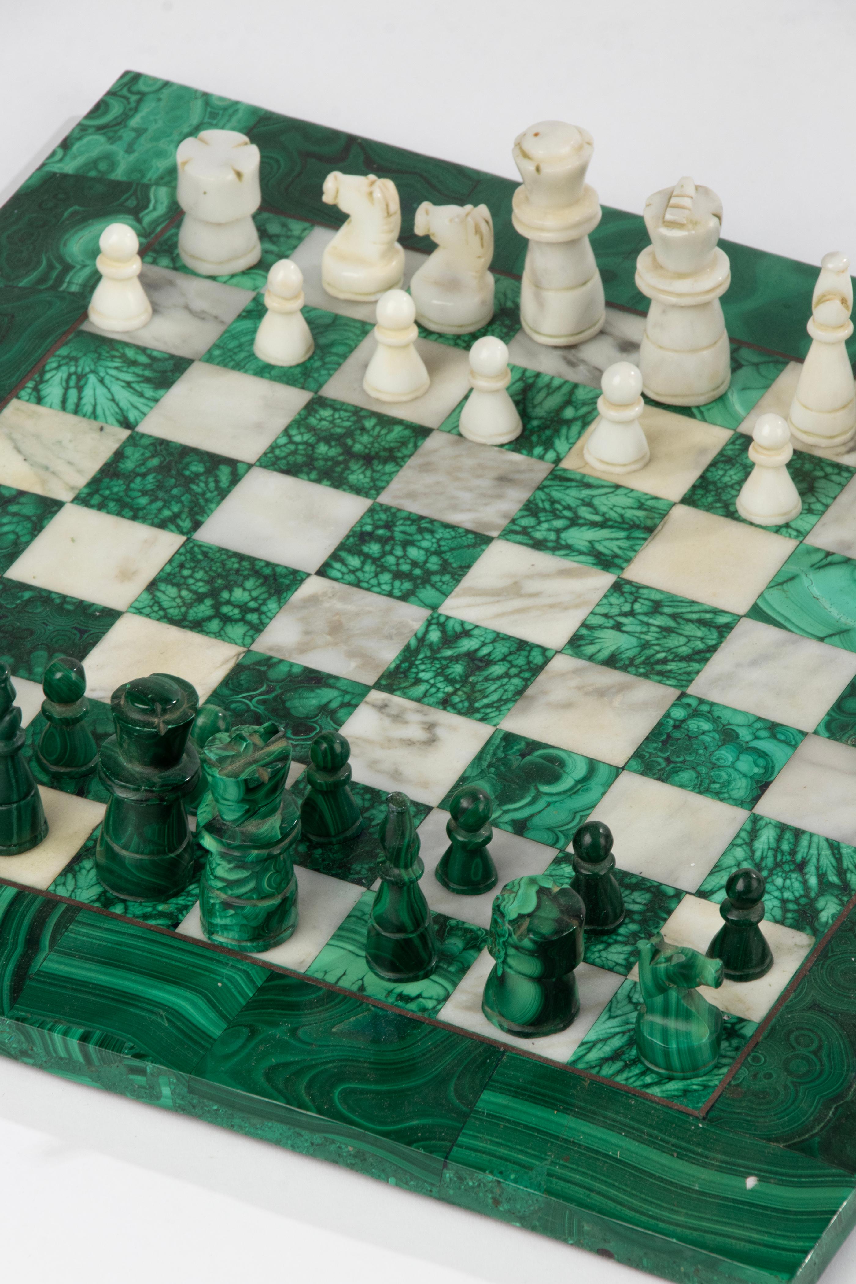 Mid-Century Modern chess set, made of malachite and marble. The chess set is probably made in Italy, around 1960.
The chess pieces are also made of malachite and marble. The chess pieces are 3 to 6 cm high. The size of the chessboard is 36 x 36 cm.
