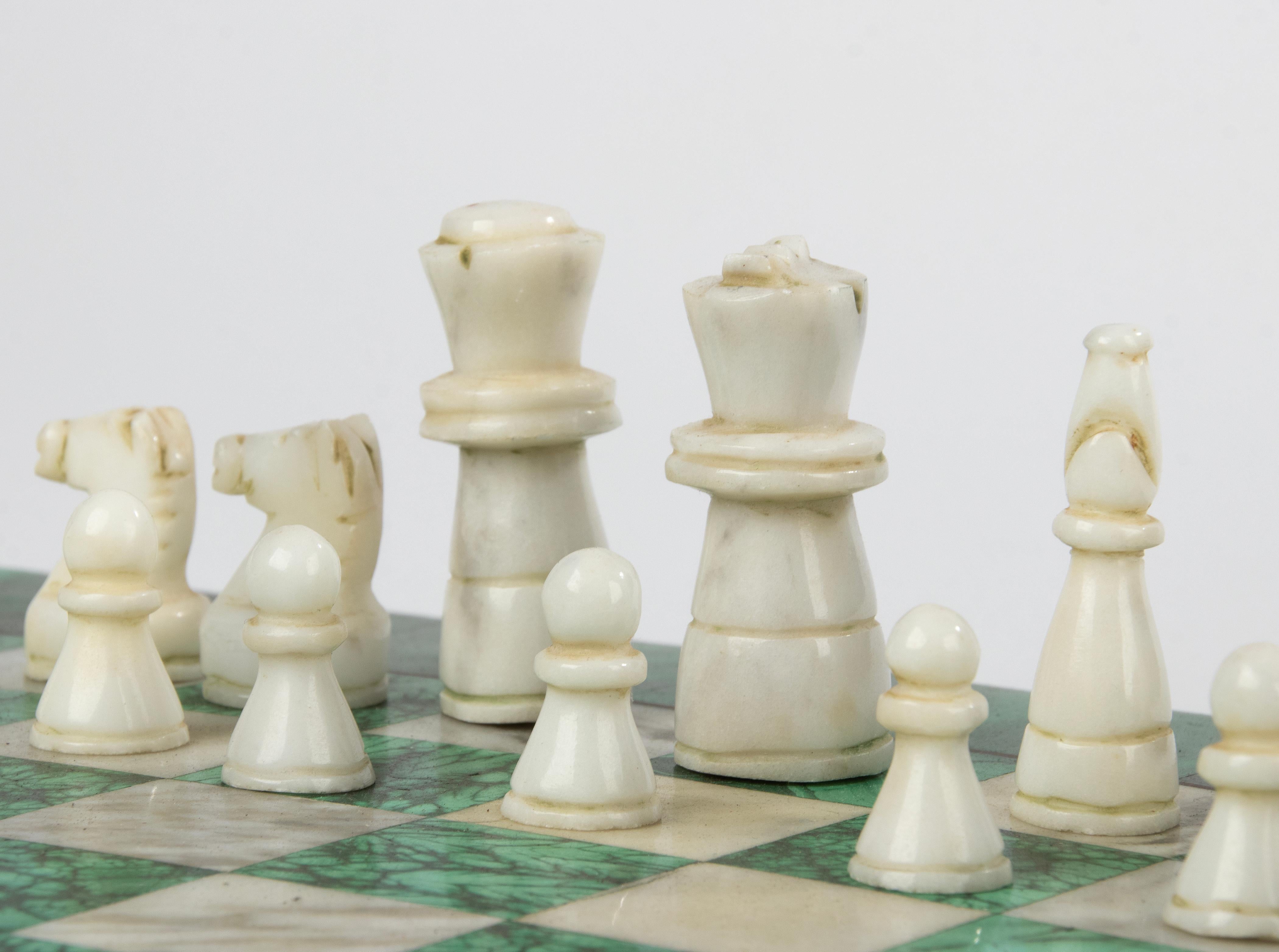 Mid 20th Century Malachite and Marble Chessboard Wit Pieces In Good Condition In Casteren, Noord-Brabant