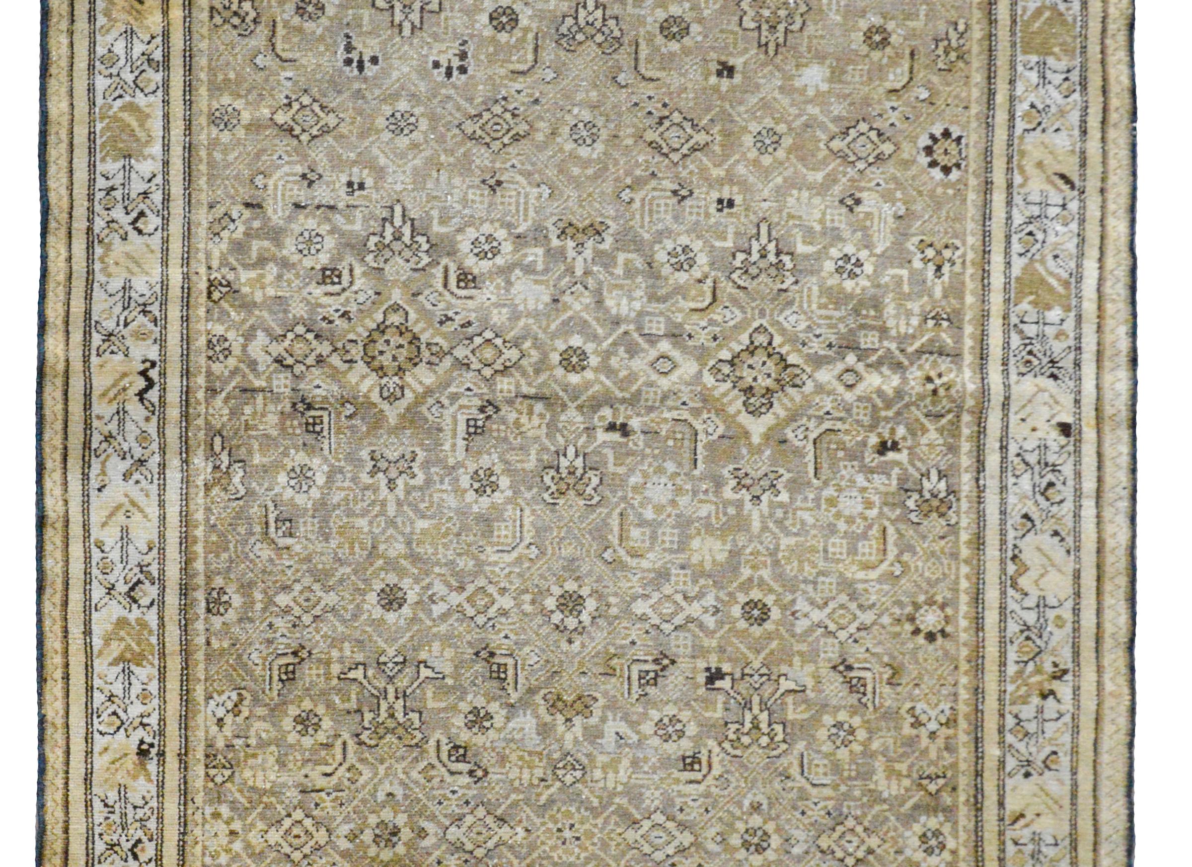 Eine wunderbare Mitte des 20. Jahrhunderts persischen Malayer Teppich ein all-over floralen Muster gewebt in gedämpften braun, tans, Grautöne und Gold, und umgeben von einer einfachen Grenze mit einem floralen Partner zentralen Streifen flankiert