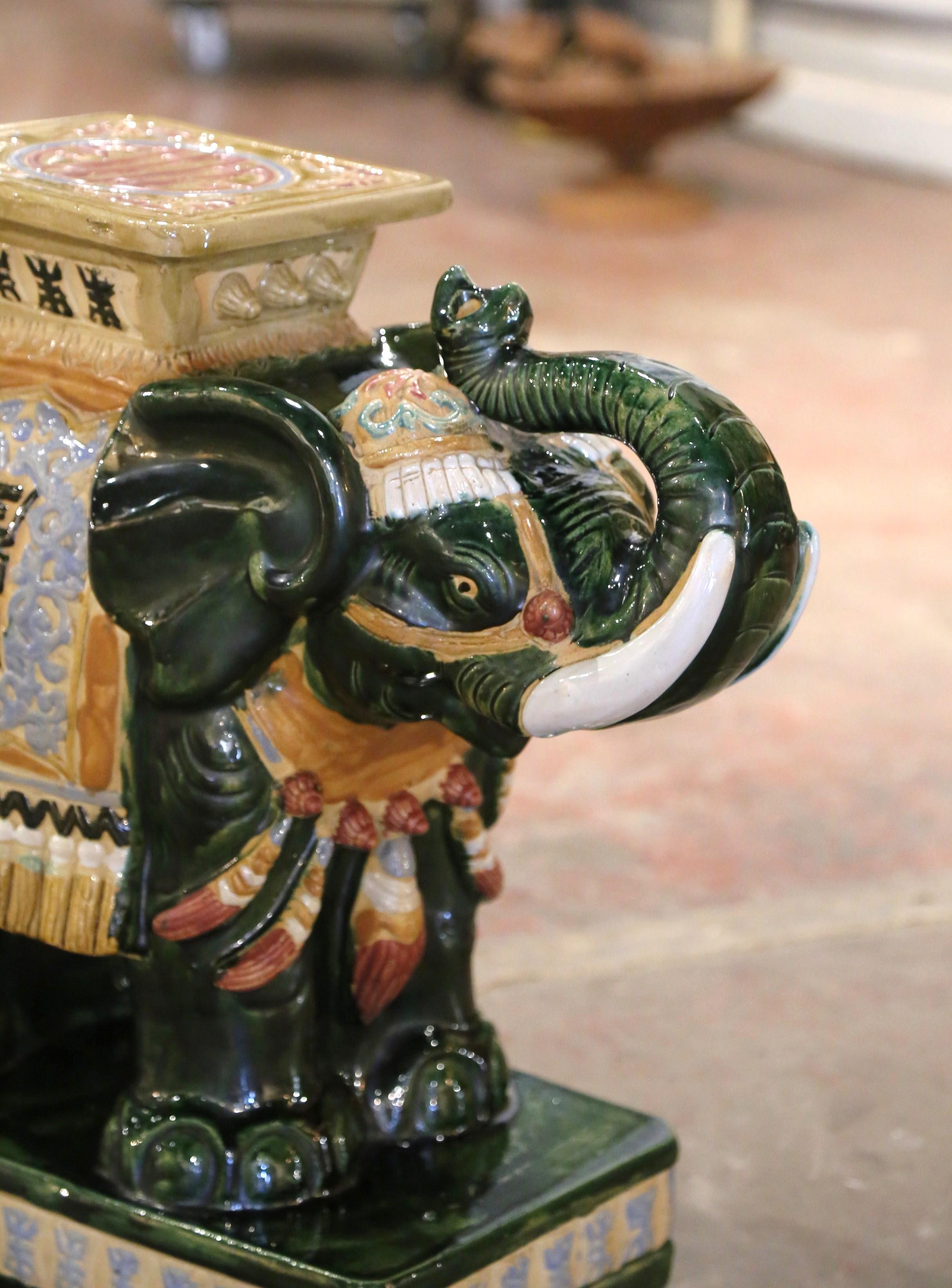 Fait main Siège de jardin en faïence peint à la main en forme d'éléphant, Malaisie, milieu du 20e siècle en vente