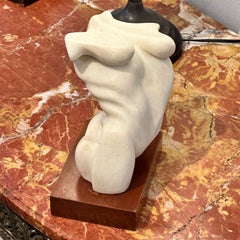 Scultura in marmo della metà del XX secolo su base in Wood