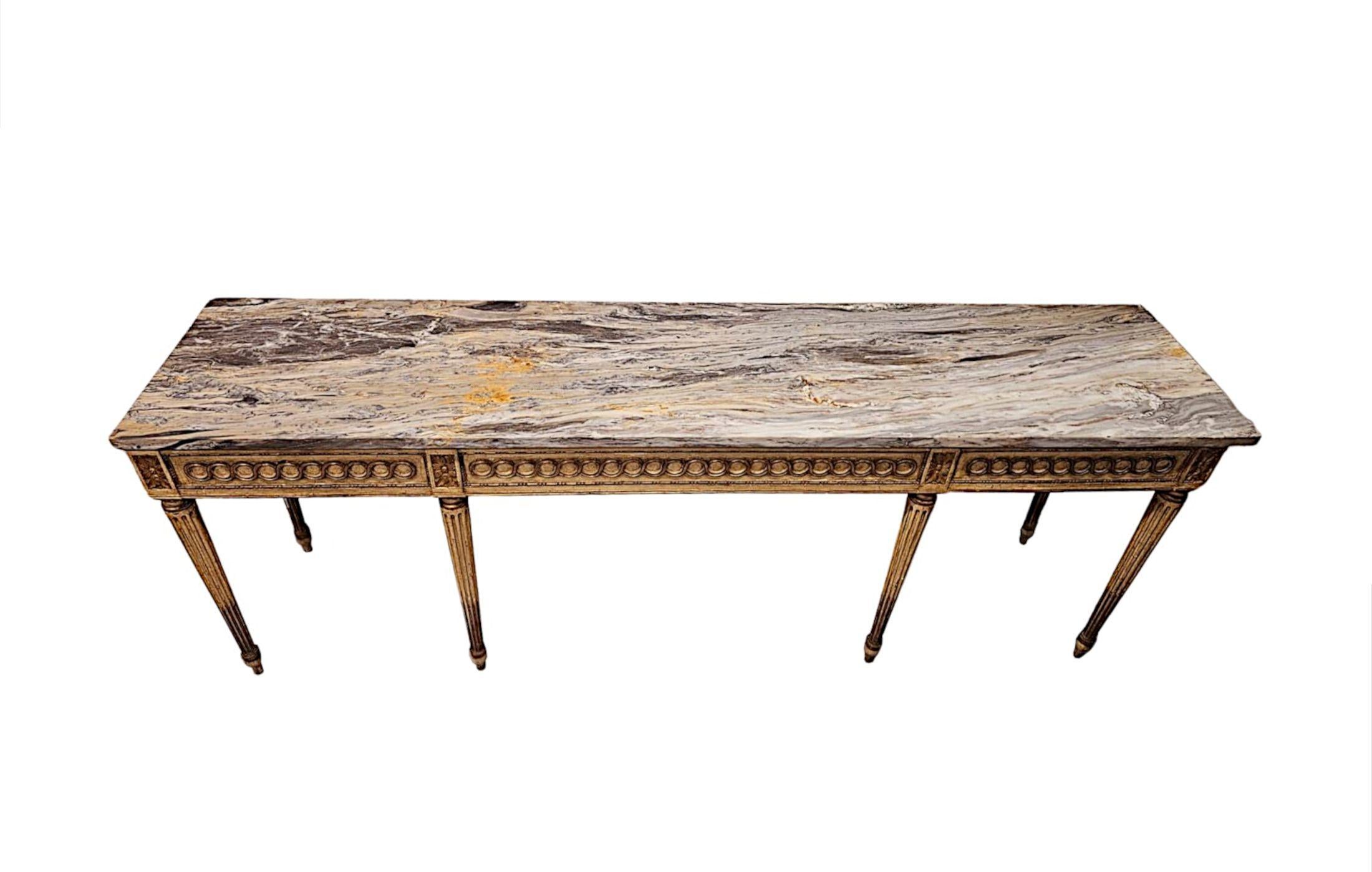 Anglais Table console peinte et dorée à plateau de marbre, milieu du 20e siècle en vente