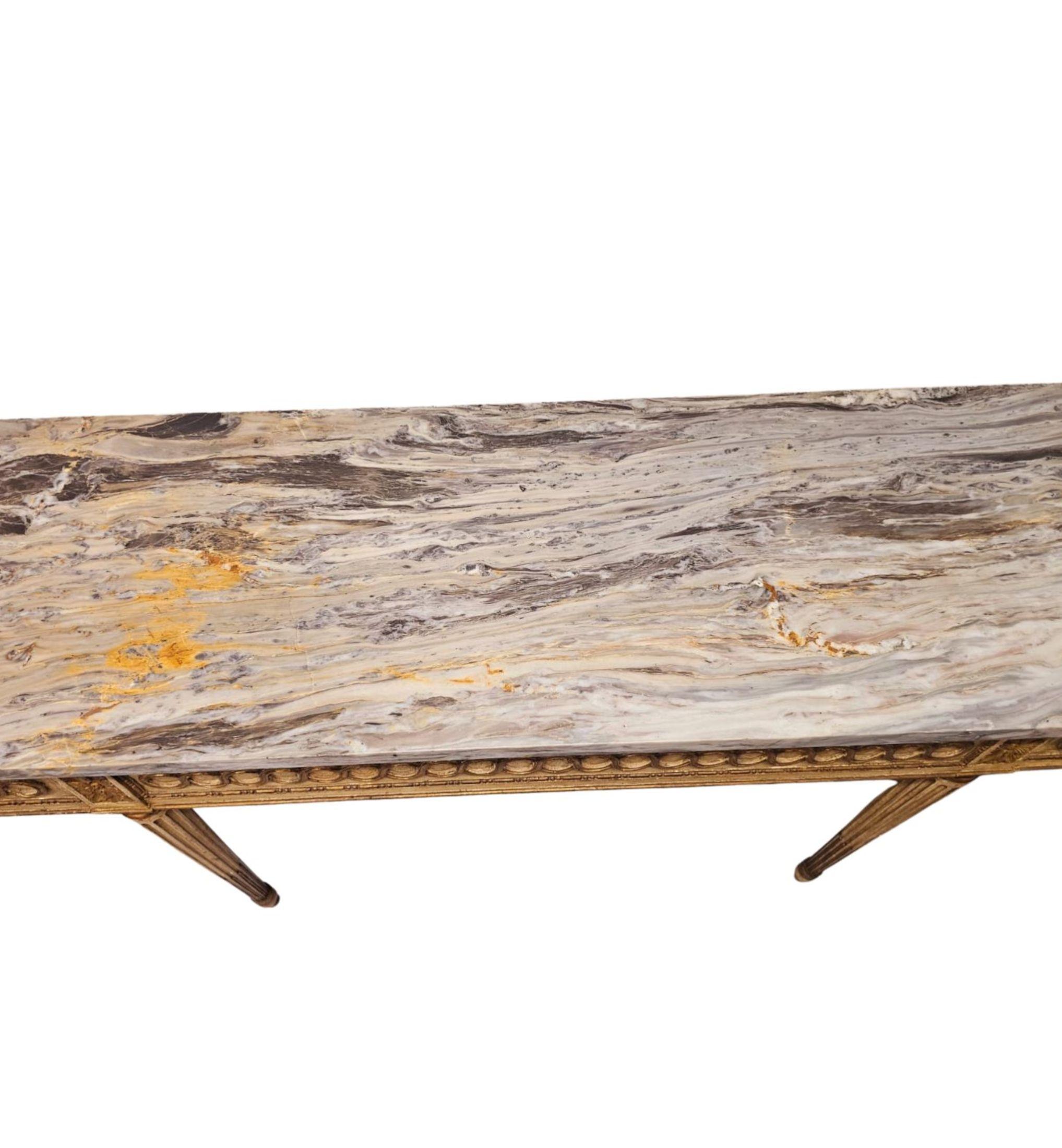 20ième siècle Table console peinte et dorée à plateau de marbre, milieu du 20e siècle en vente