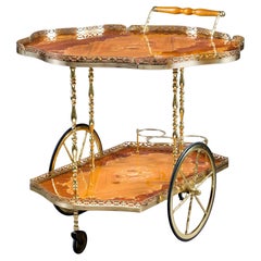Carrito de bebidas de marquetería y latón pulido de mediados del siglo XX