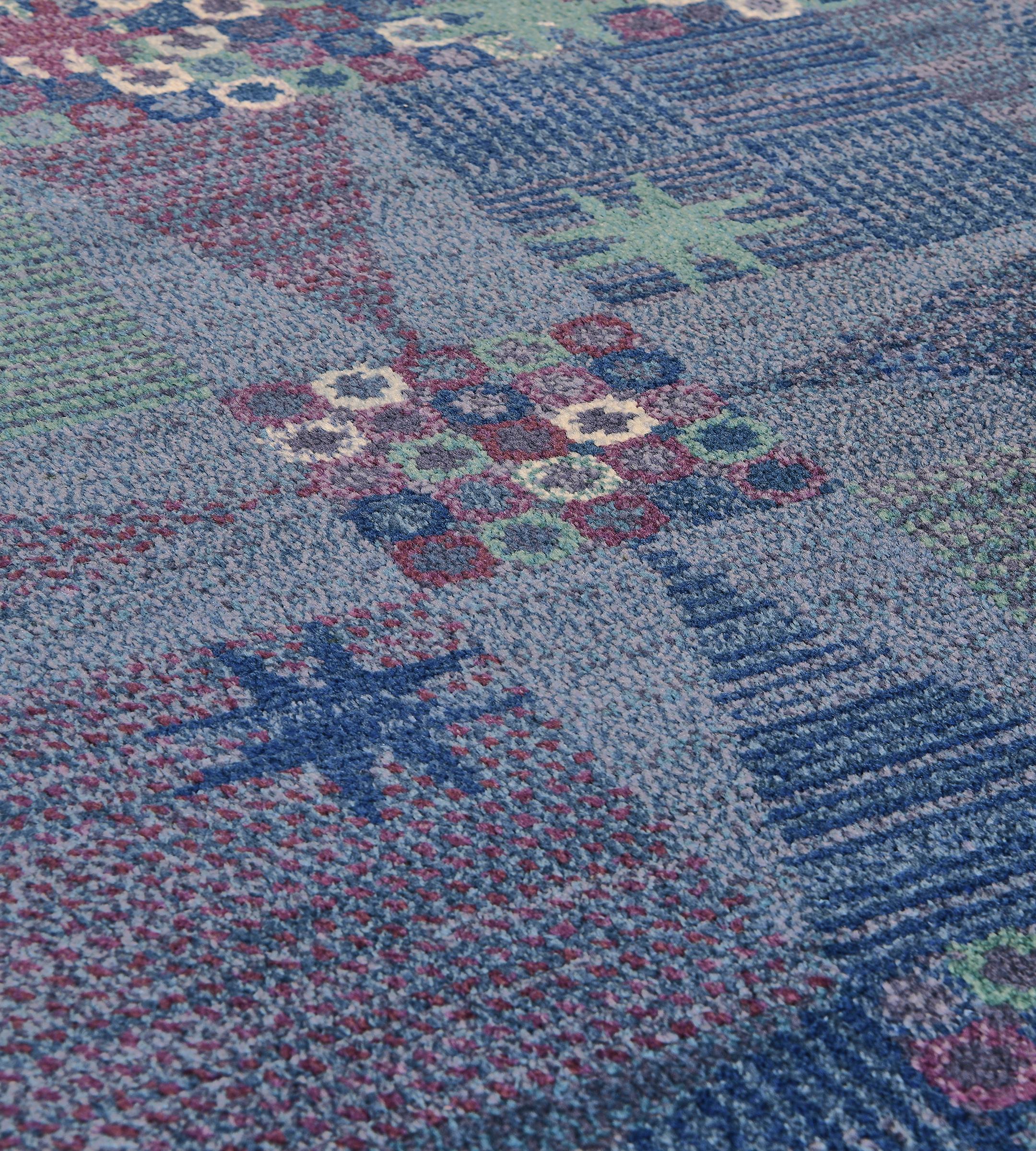 Dieser handgewebte schwedische Teppich im Vintage-Stil hat ein polychromes Feld aus Lapis, Elfenbein, Chardonnay und Artischocken mit einem geometrischen Sternmotiv in einer karierten, polychromen Bordüre mit einem ähnlichen, skurril verstreuten