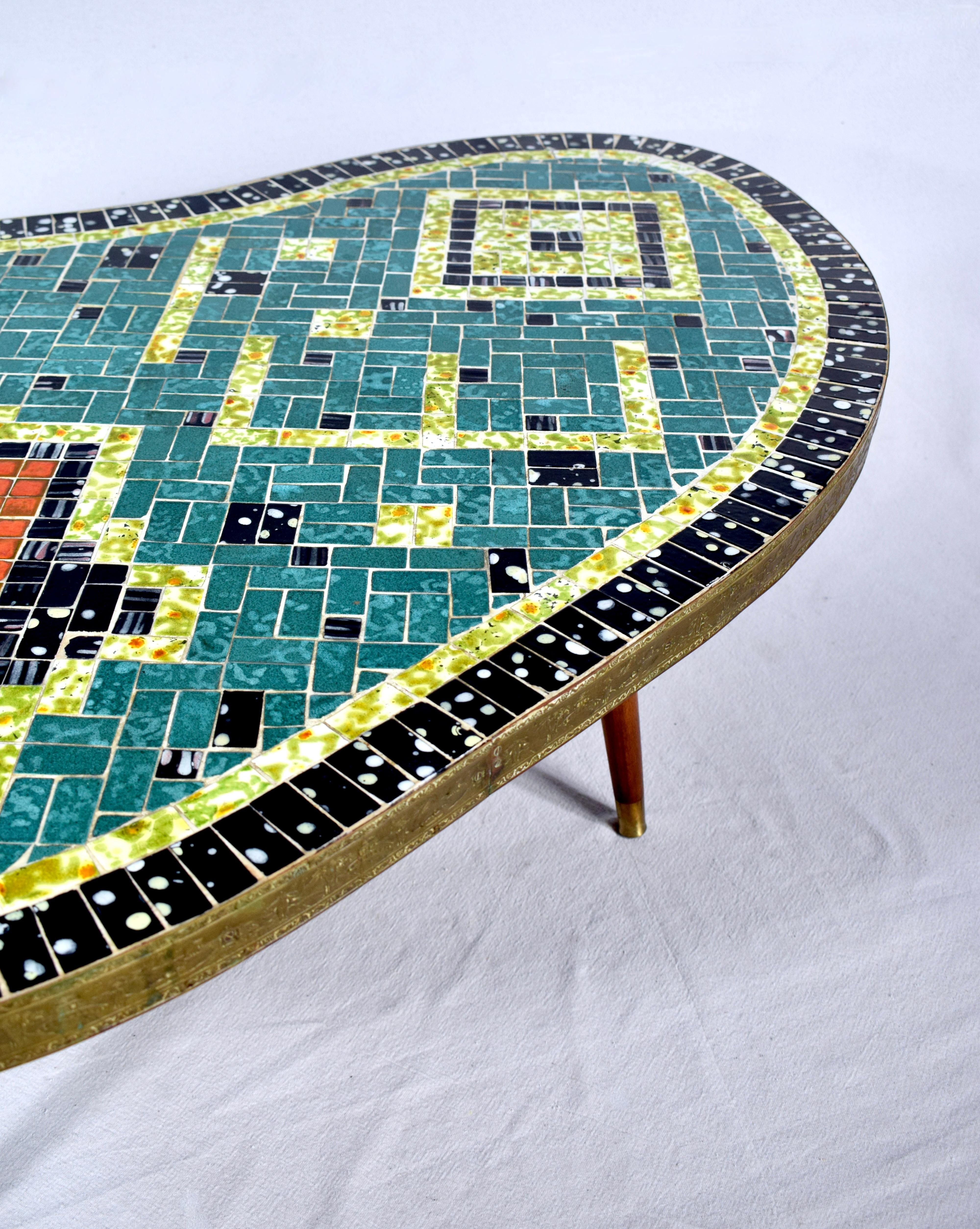 Laiton Table Boomerang en mosaïque de style Martz du milieu du 20e siècle en vente