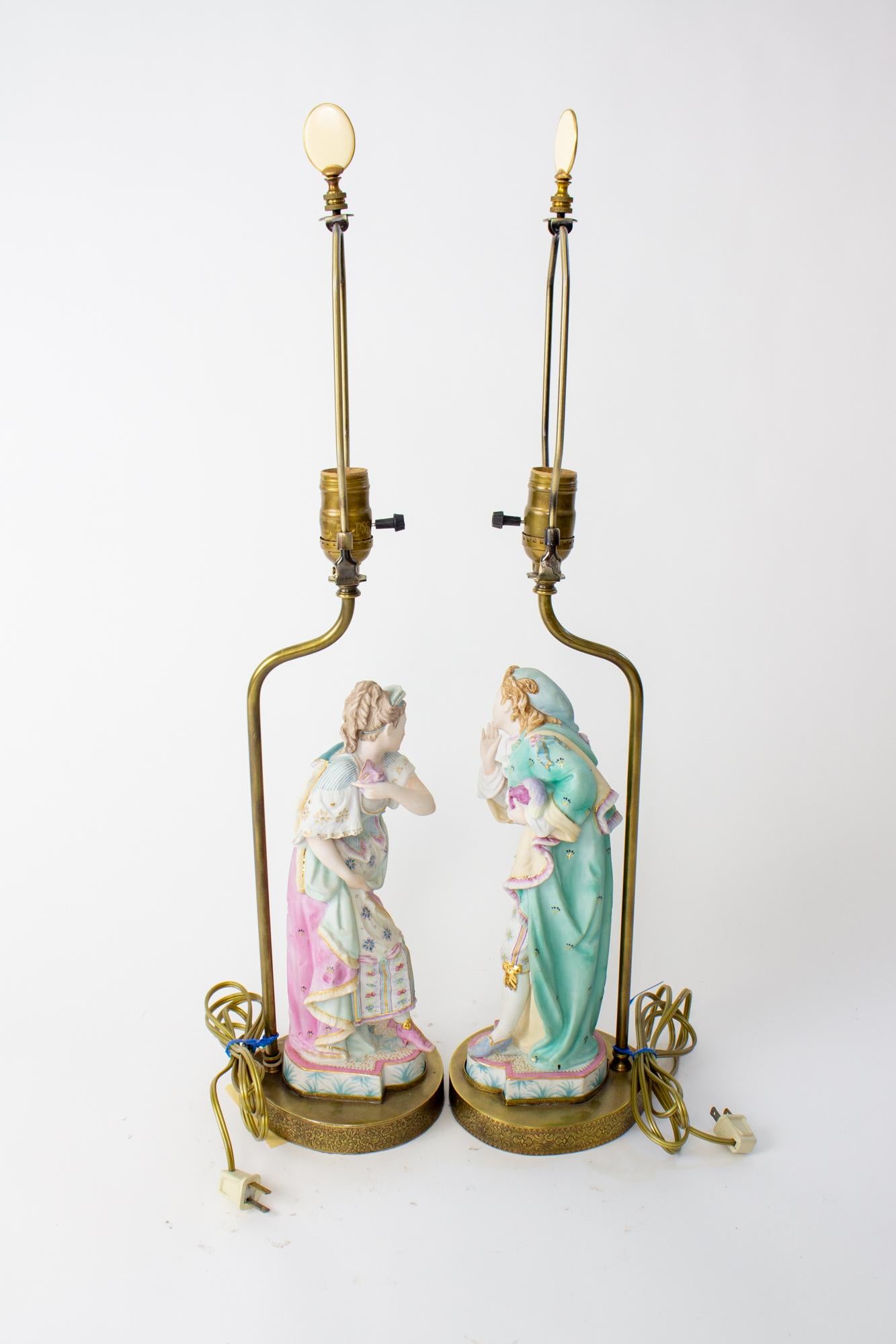 Néo-baroque Paire de lampes à figurines en biscuit Masquerade du milieu du 20e siècle en vente