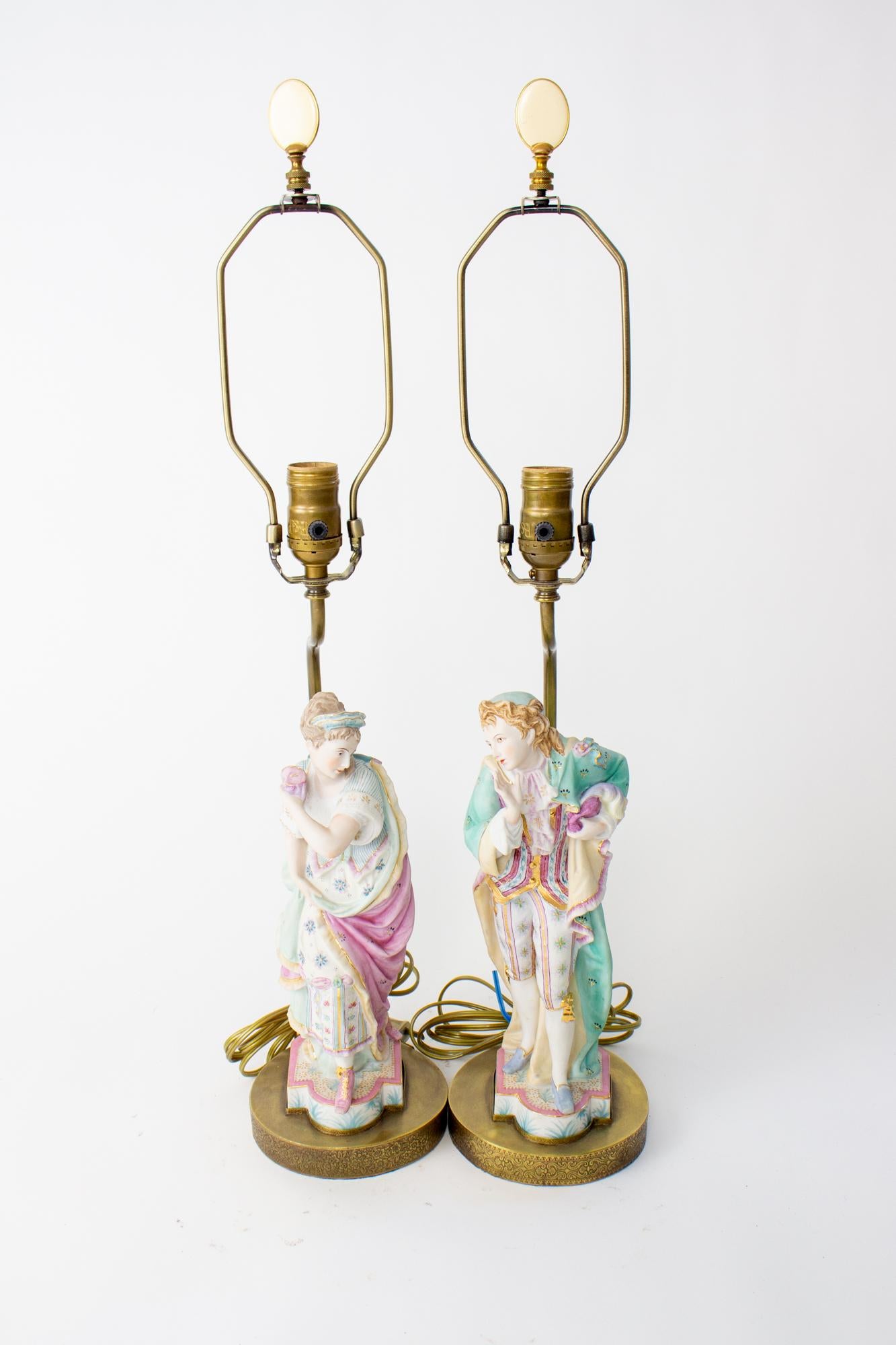 Paire de lampes à figurines en biscuit Masquerade du milieu du 20e siècle en vente 2