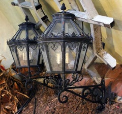 Coppia di lanterne da parete in ferro e vetro della metà del 20° secolo