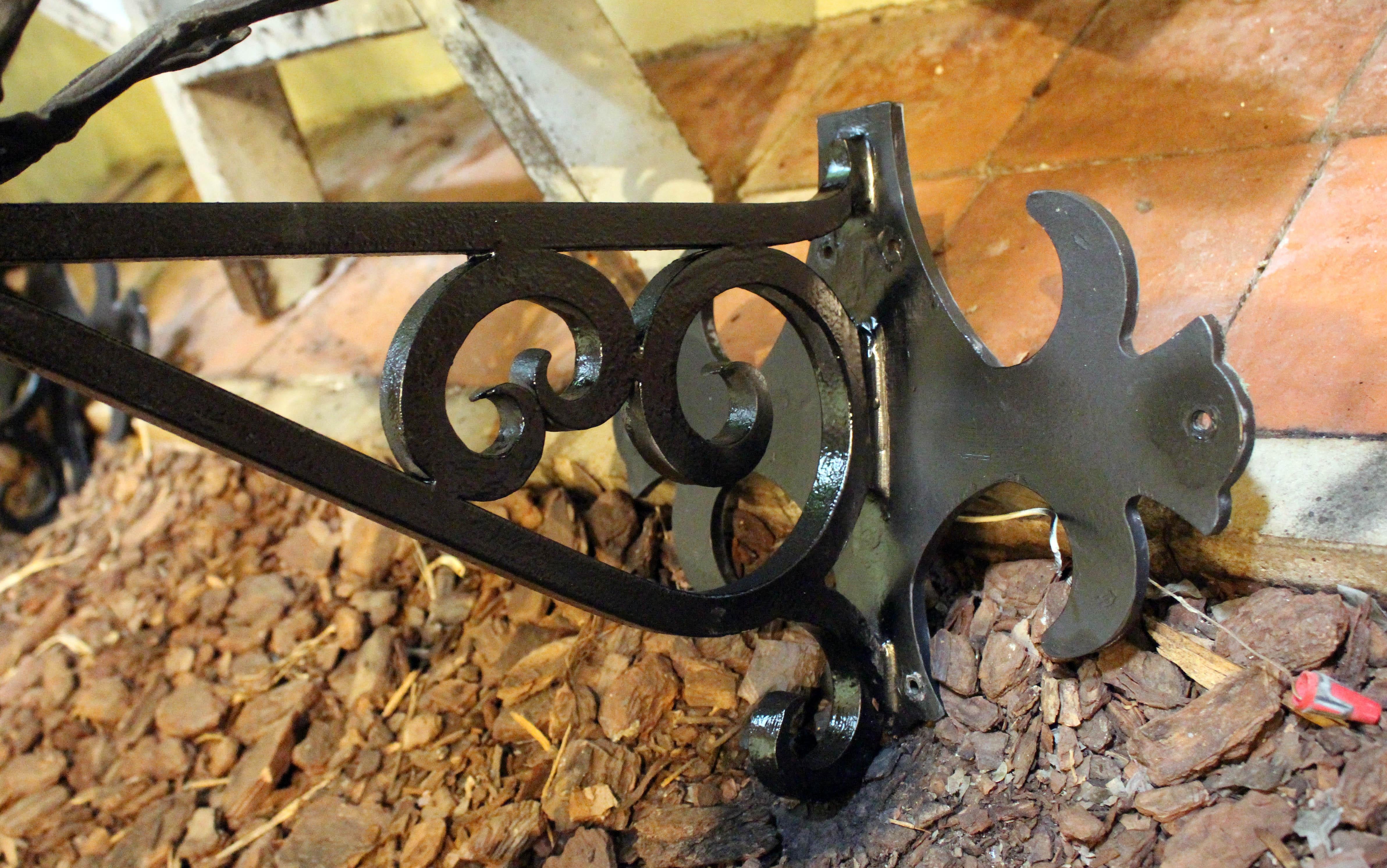 Coppia di lanterne da parete in ferro e vetro della metà del 20° secolo In condizioni buone in vendita a Chapel Hill, NC