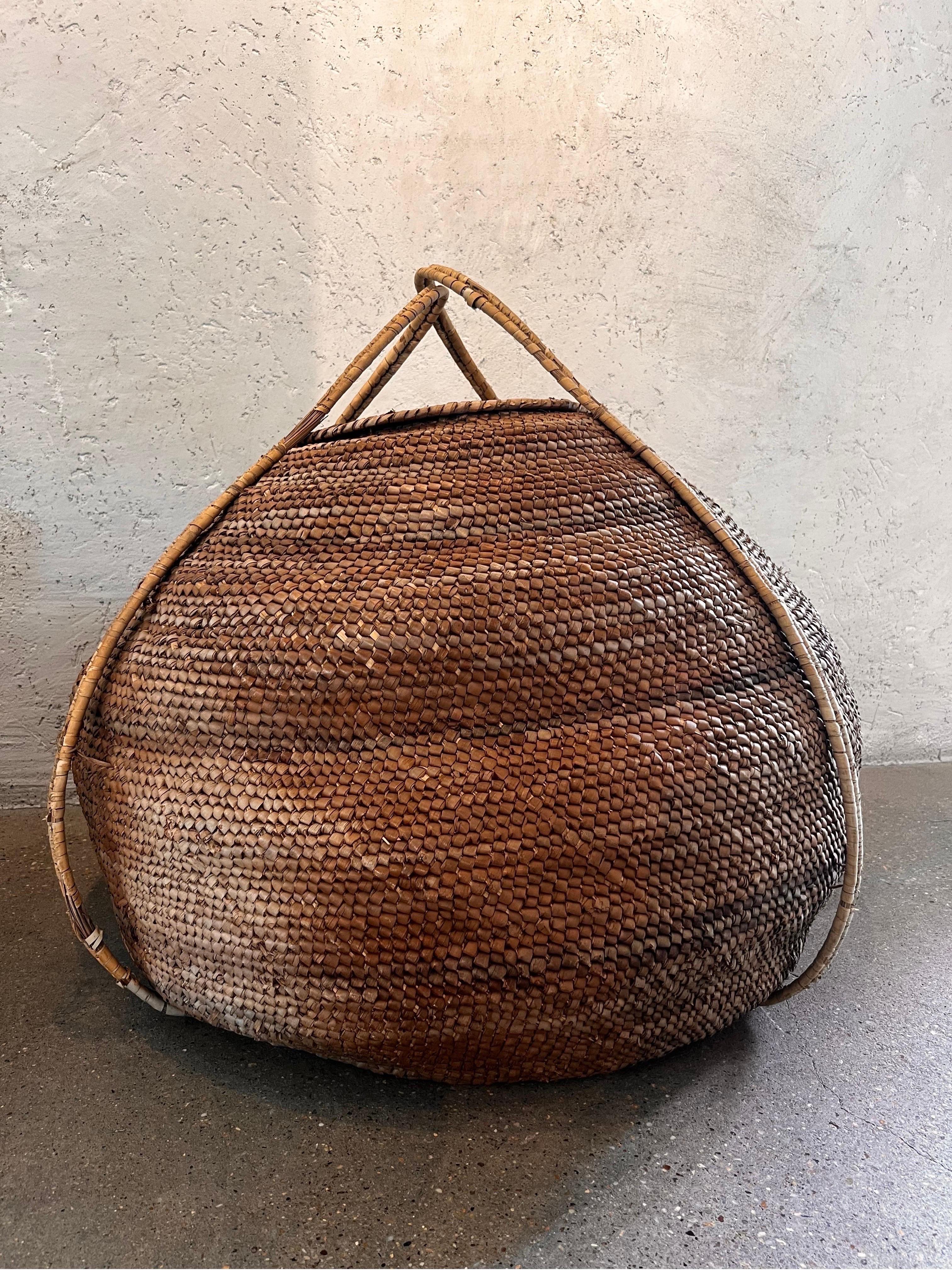 Mid-20th Century Massive Hand-Woven Lidded American Basket-Continuous Handles In Good Condition For Sale In Chicago, IL