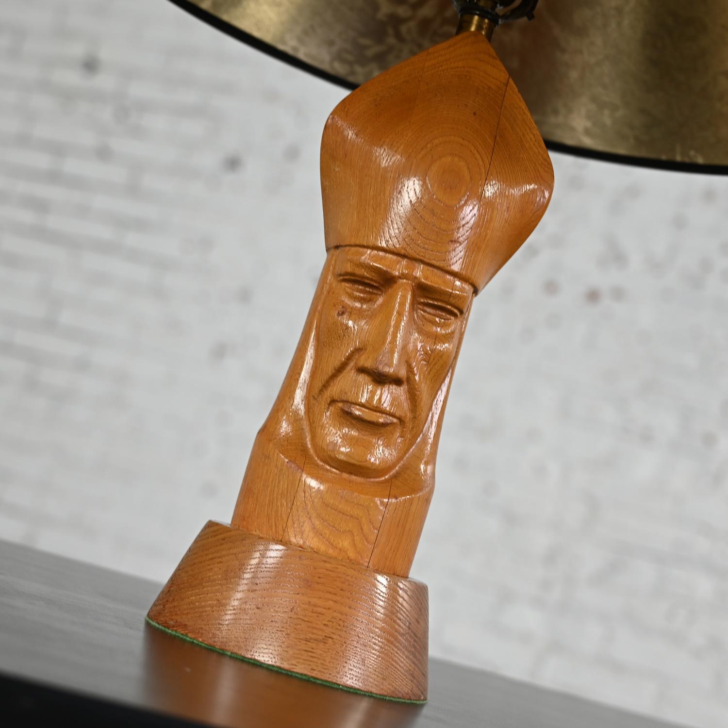 Sculpté Mid-20th Century MCM Wood Sculved Wood Bishop Chess Pieces Table Lamp Black Paper Shade en vente