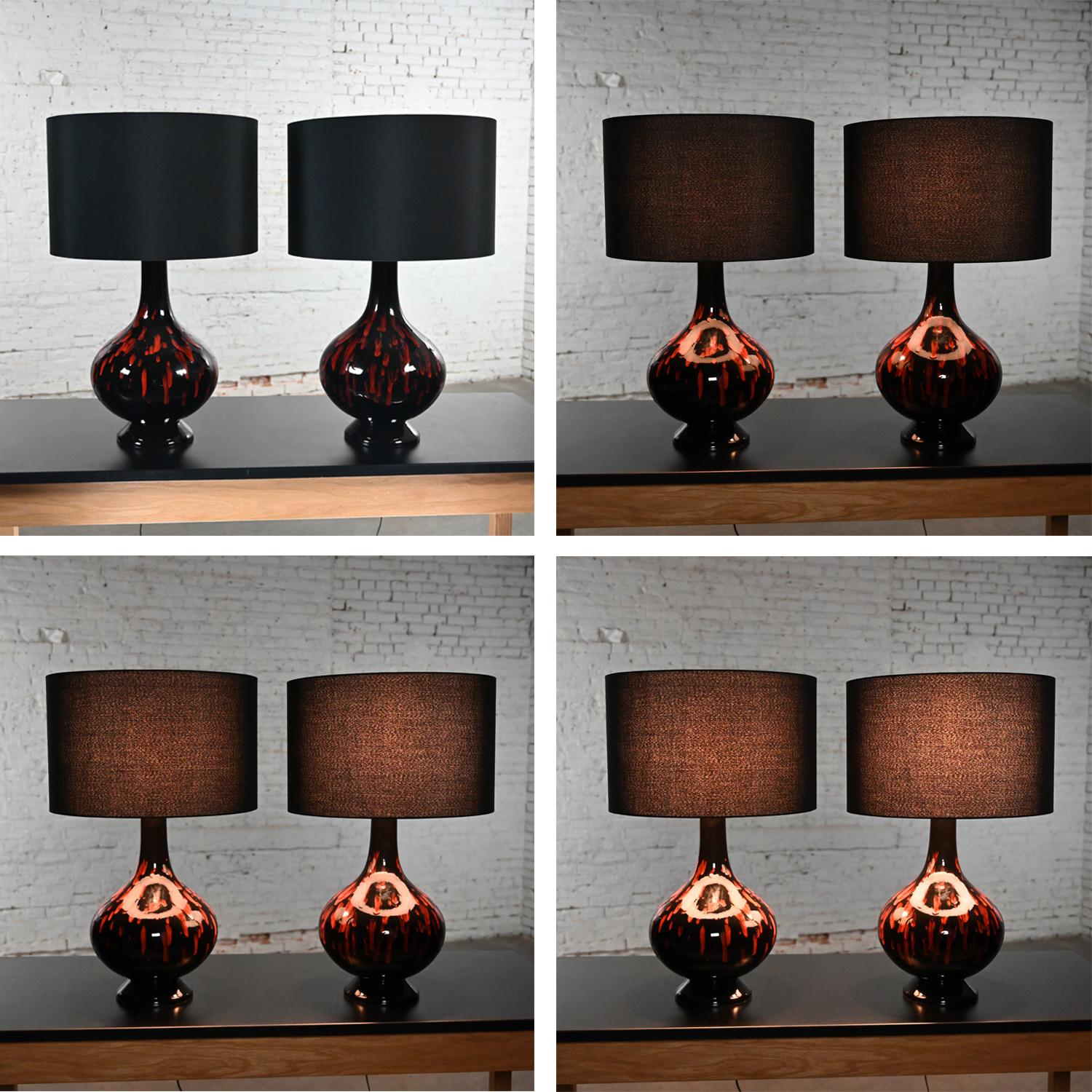 Paire de lampes MCM du milieu du 20e siècle en céramique orange et noire à glaçure brillante en vente 7