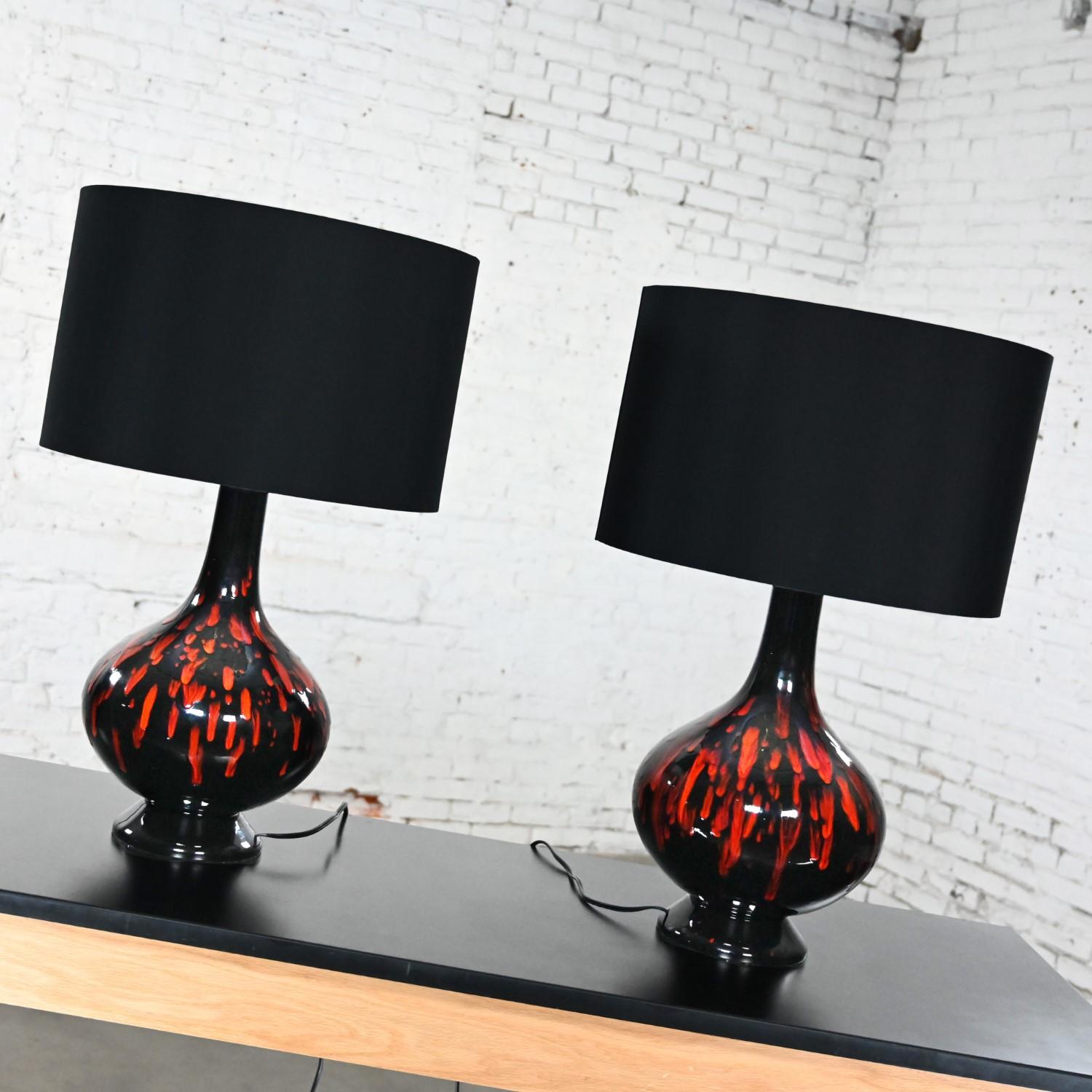 Inconnu Paire de lampes MCM du milieu du 20e siècle en céramique orange et noire à glaçure brillante en vente