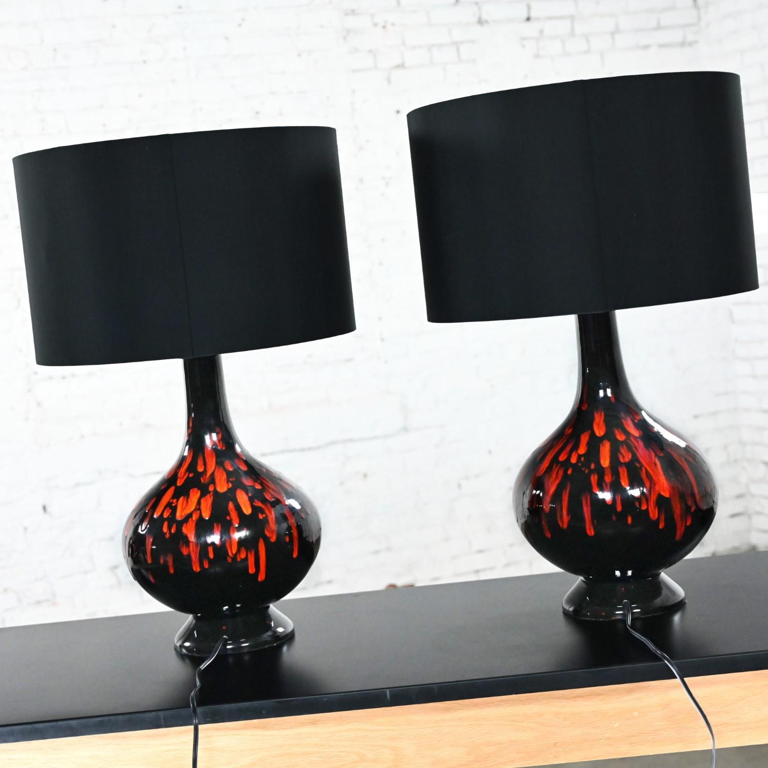 Paire de lampes MCM du milieu du 20e siècle en céramique orange et noire à glaçure brillante en vente 1