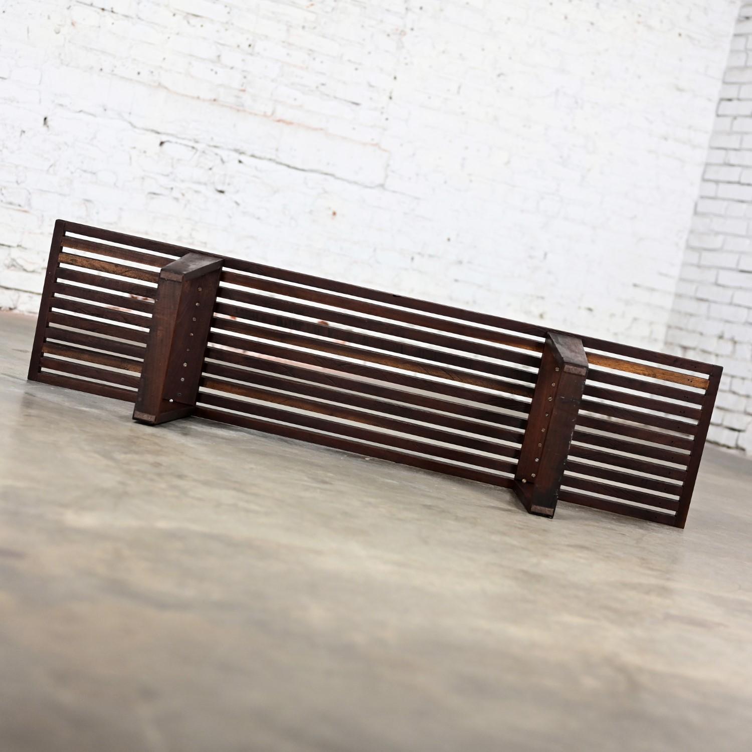 Petit banc MCM du milieu du 20e siècle en teck à lattes dans le style de George Nelson en vente 5