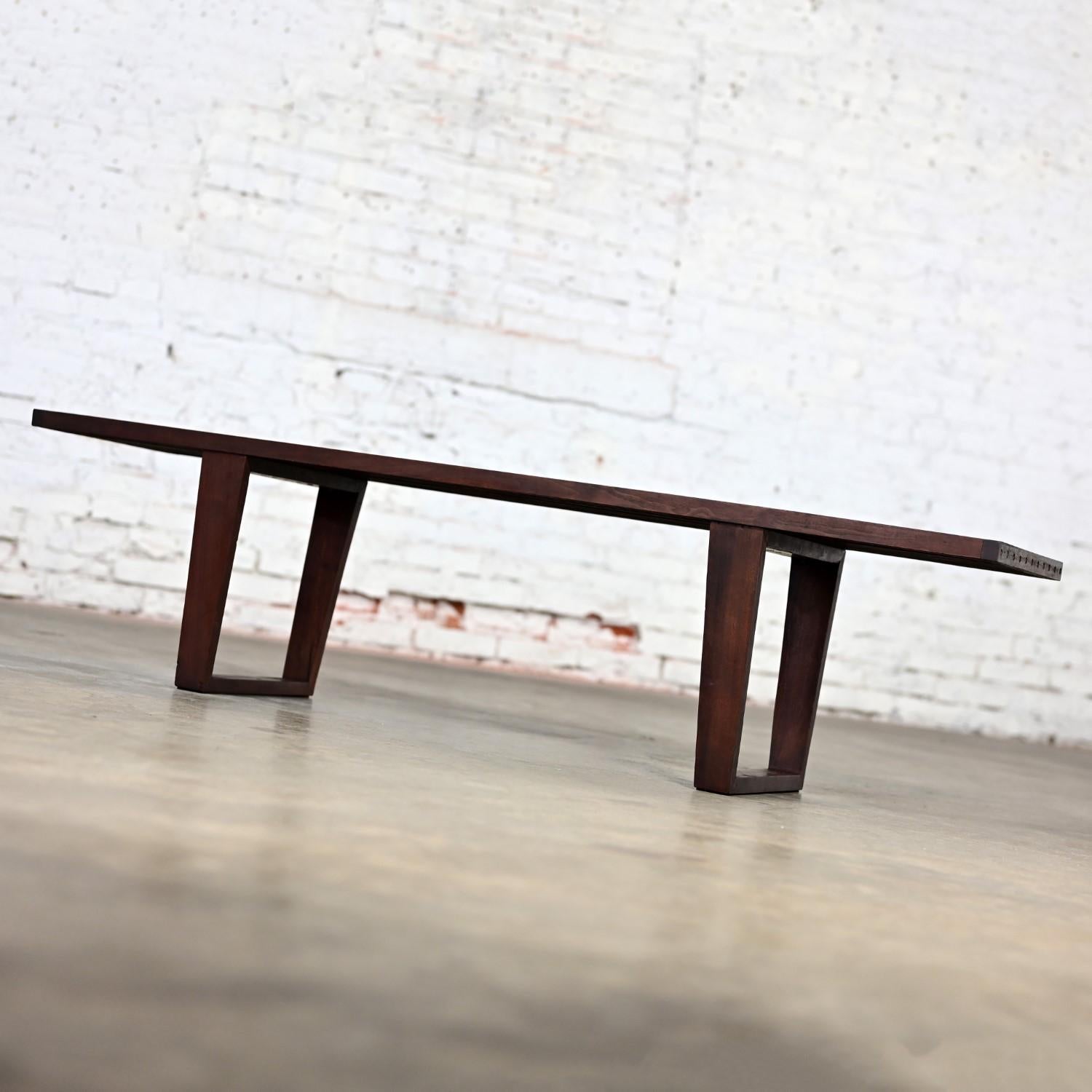 Merveilleux banc vintage en teck à lattes de petite taille dans le style de George Nelson. Byit, en gardant à l'esprit qu'il s'agit d'une pièce vintage et non pas neuve, qui présentera donc des signes d'utilisation et d'usure, même si elle a été