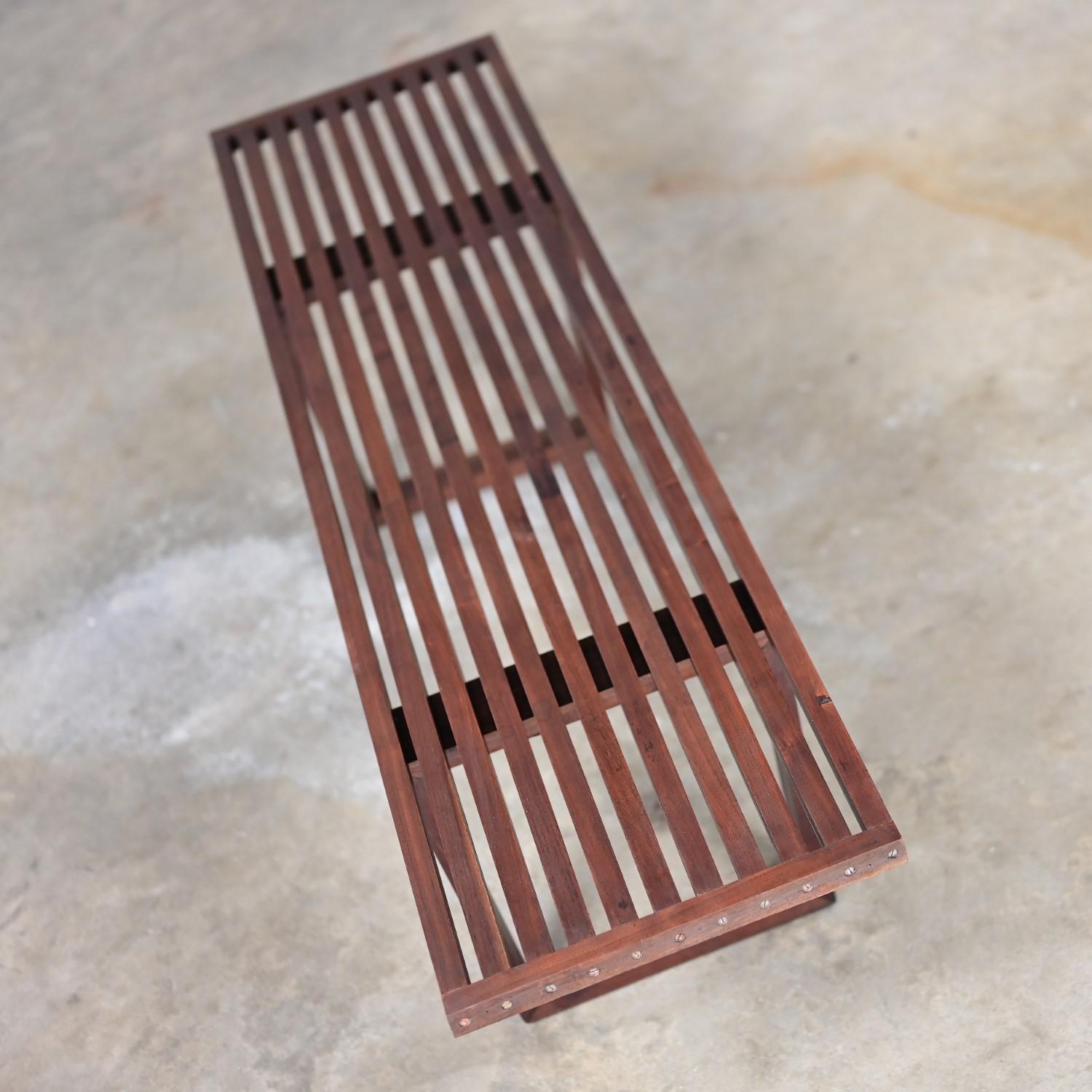 Petit banc MCM du milieu du 20e siècle en teck à lattes dans le style de George Nelson Bon état - En vente à Topeka, KS