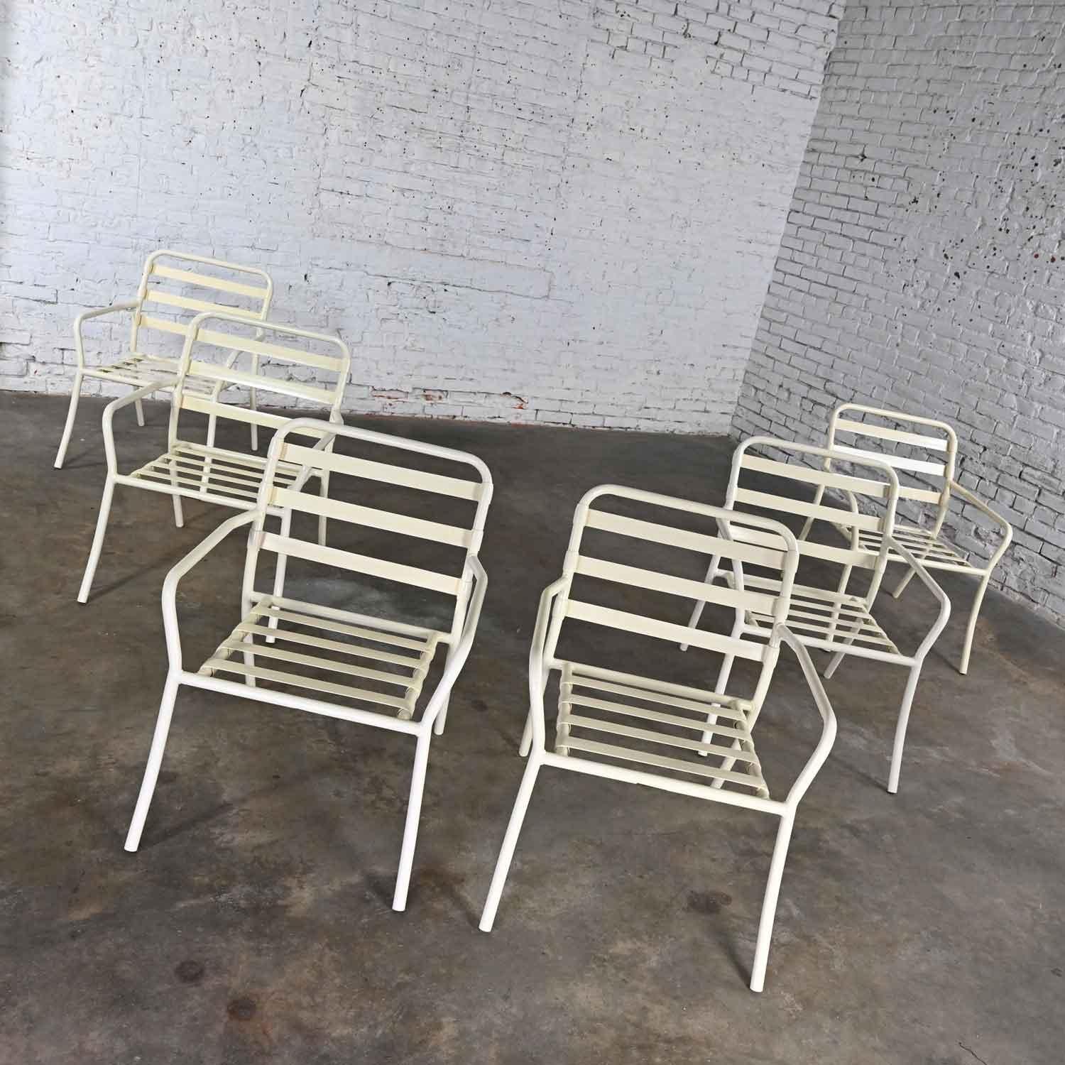 Merveilleuses chaises d'extérieur Tropitone vintage avec sangles et coussins en vinyle, ensemble de 6. Très bon état, en gardant à l'esprit qu'il s'agit de chaises vintage et non pas neuves et qu'elles présenteront donc des signes d'utilisation et