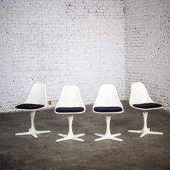 Sedie MCM Tulip di metà Novecento con scocca bianca e cuscini neri di Burke, set di 4 pezzi