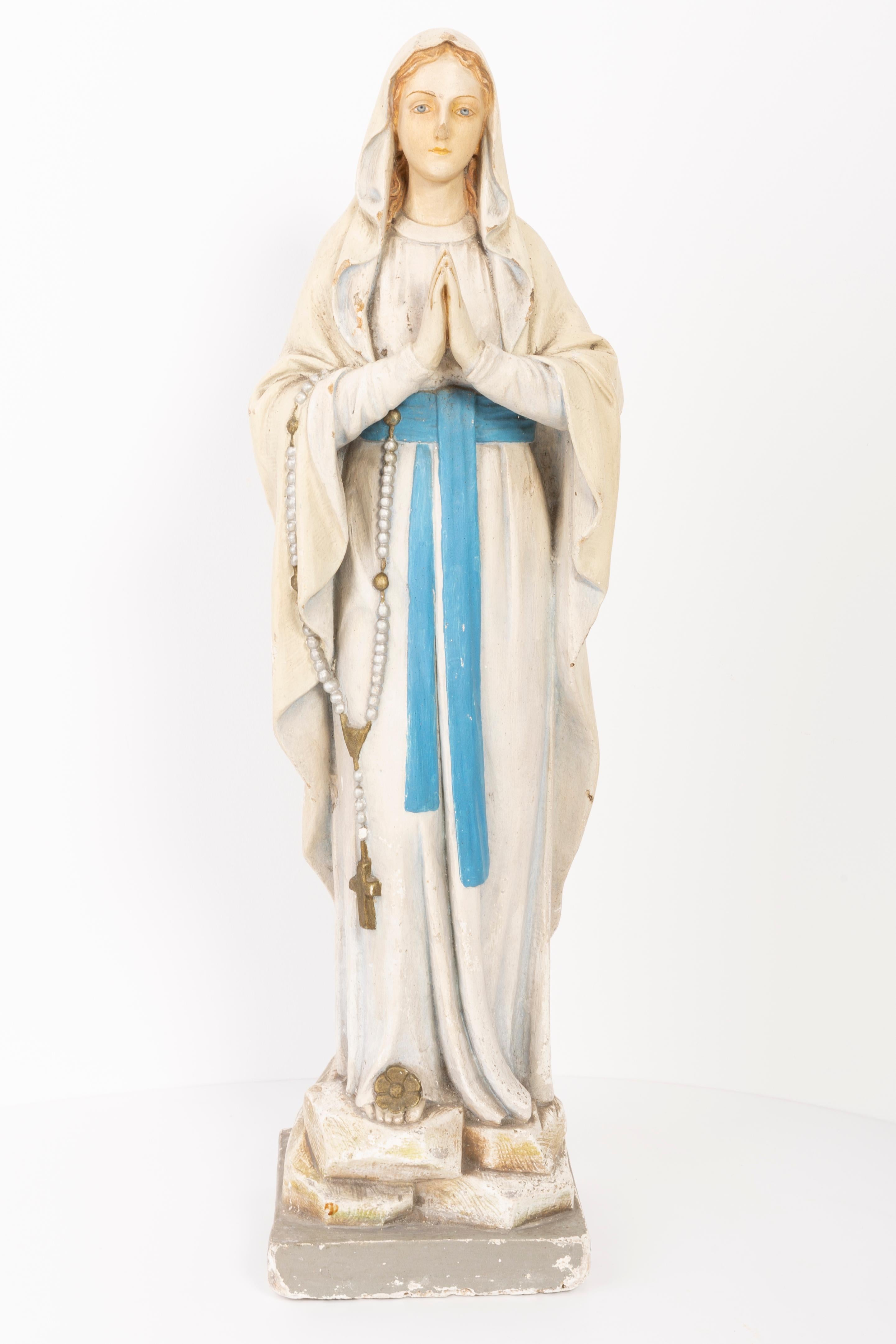 Italienische Skulptur, originaler guter Vintage-Zustand. Alle Schäden auf den Bildern. Die Maria wurde 1952 in Italien hergestellt.