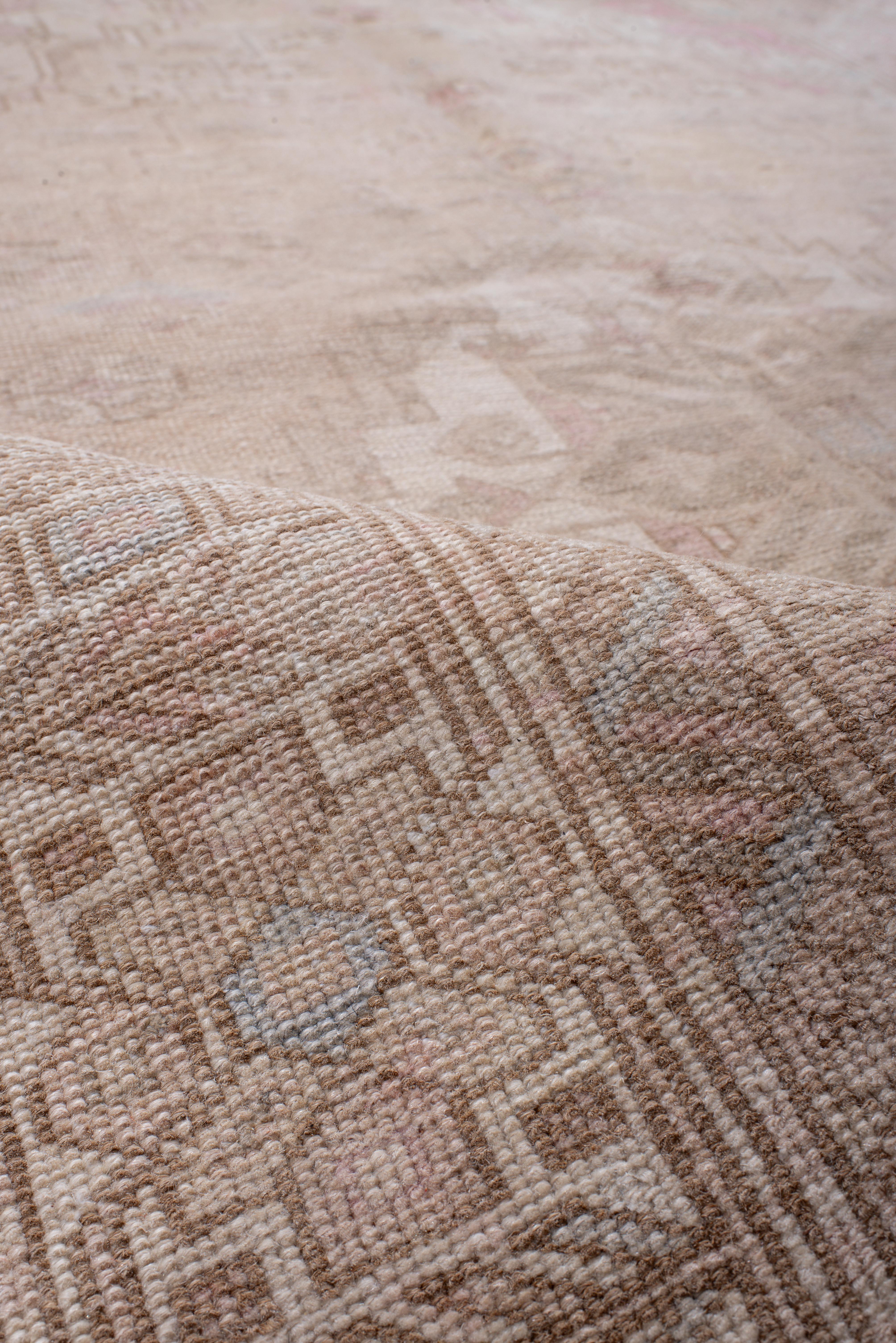 Los suaves tonos del amanecer bañan esta alfombra persa del noroeste, dando a sus medallones gemelos escalonados en forma de diamante una presencia ingrávida, casi de acuarela. Los rosas rosa té, el beige pergamino, el azul susurro y un soplo de