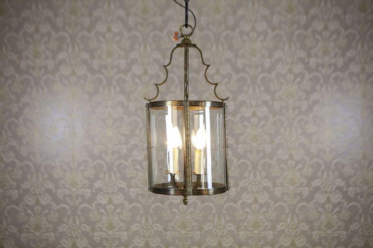 Lampada a sospensione in metallo e vetro della metà del XX secolo

Una lampada a sospensione elettrica, datata alla metà del XX secolo. Una lampada cilindrica in metallo con decorazioni sottili, con semplici pannelli in vetro trasparente e quattro